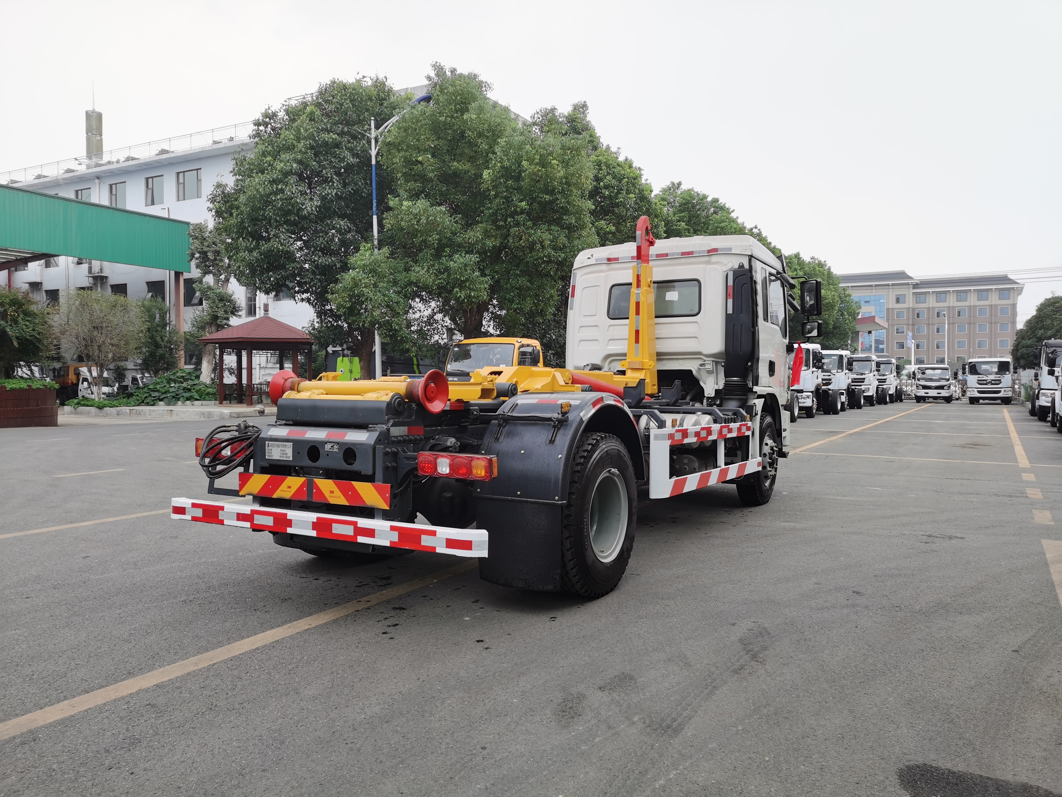 Camion à ordures à crochet de levage robuste Shacman de 16 tonnes, Suizhou Hongda Automobile Sales Co., Ltd., Camion à ordures à crochet de levage robuste Dongfeng de 16 tonnes