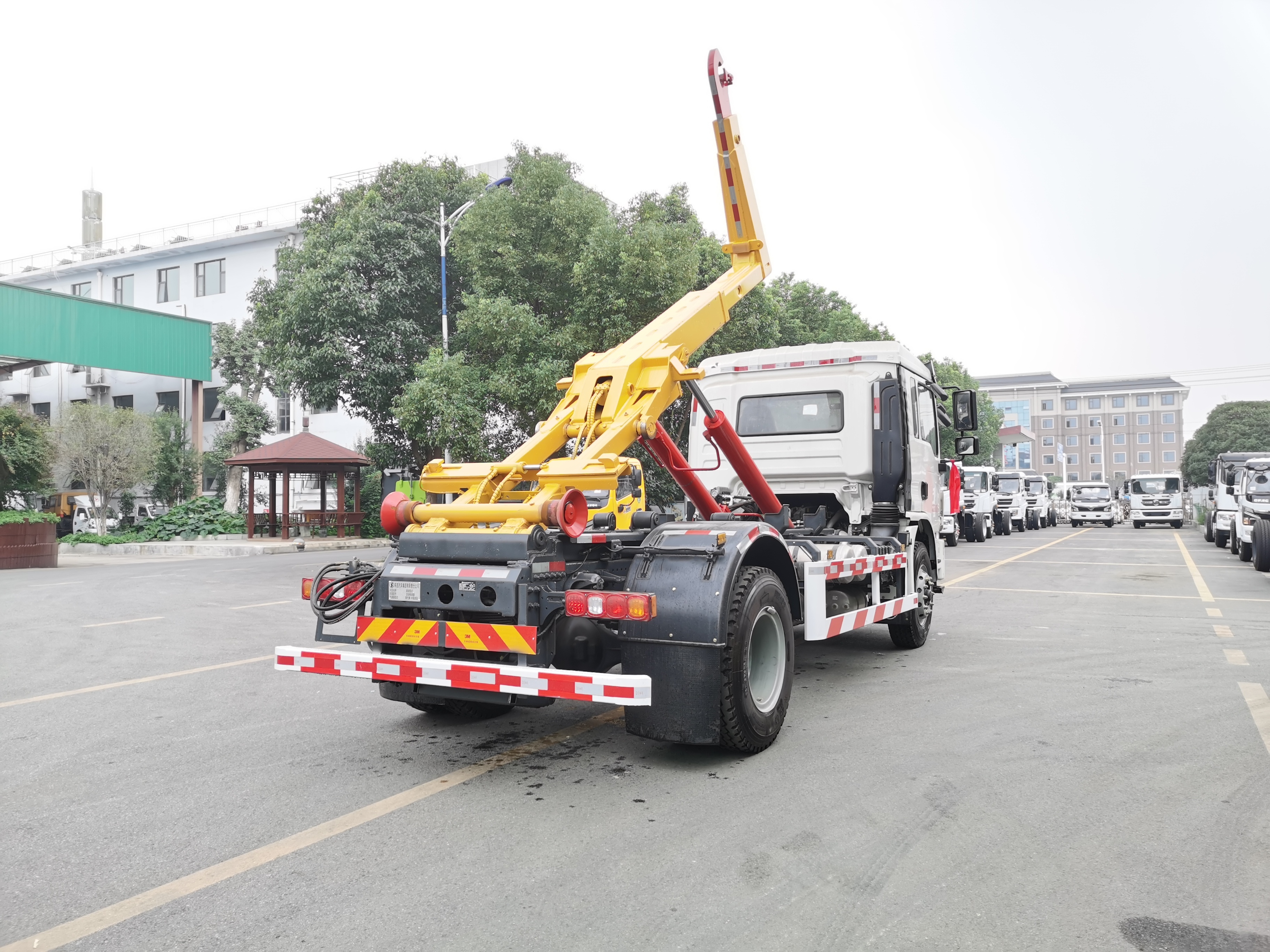 Camion à ordures à crochet de levage robuste Shacman de 16 tonnes, Suizhou Hongda Automobile Sales Co., Ltd., Camion à ordures à crochet de levage robuste Dongfeng de 16 tonnes