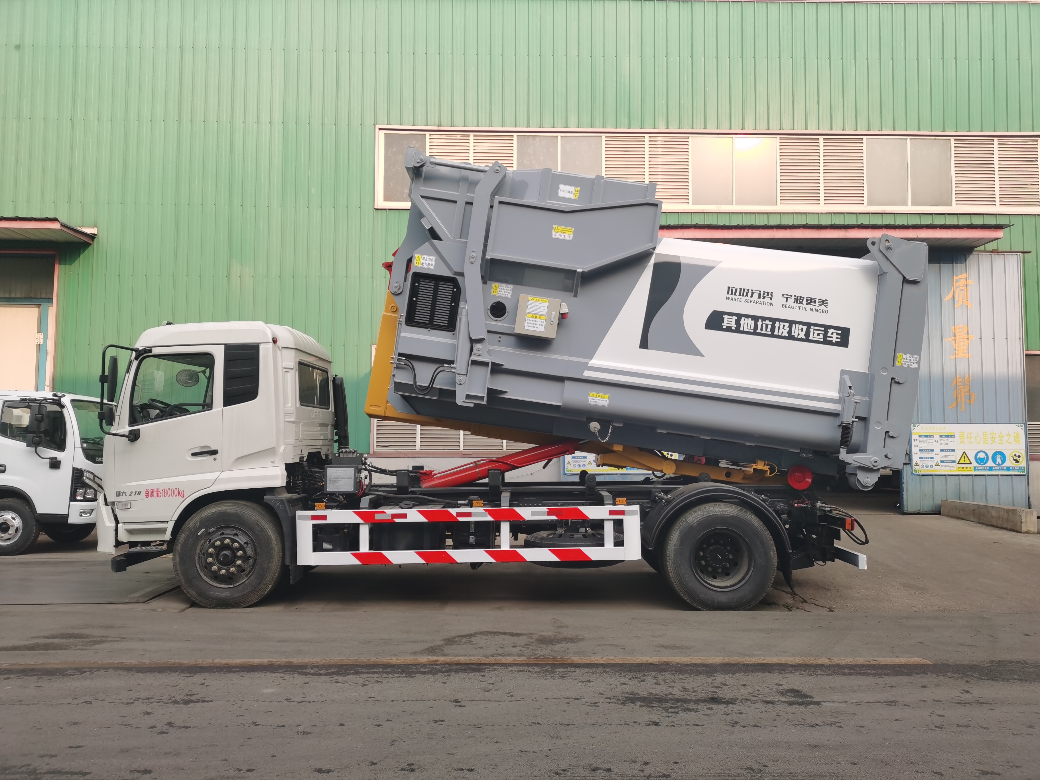 Camión recolector de basura Dongfeng de 12 toneladas con sistema de gancho elevador para trabajo pesado, Suizhou Hongda Automobile Sales Co., Ltd., Camión recolector de basura Dongfeng de 12 toneladas con sistema de gancho elevador para trabajo pesado