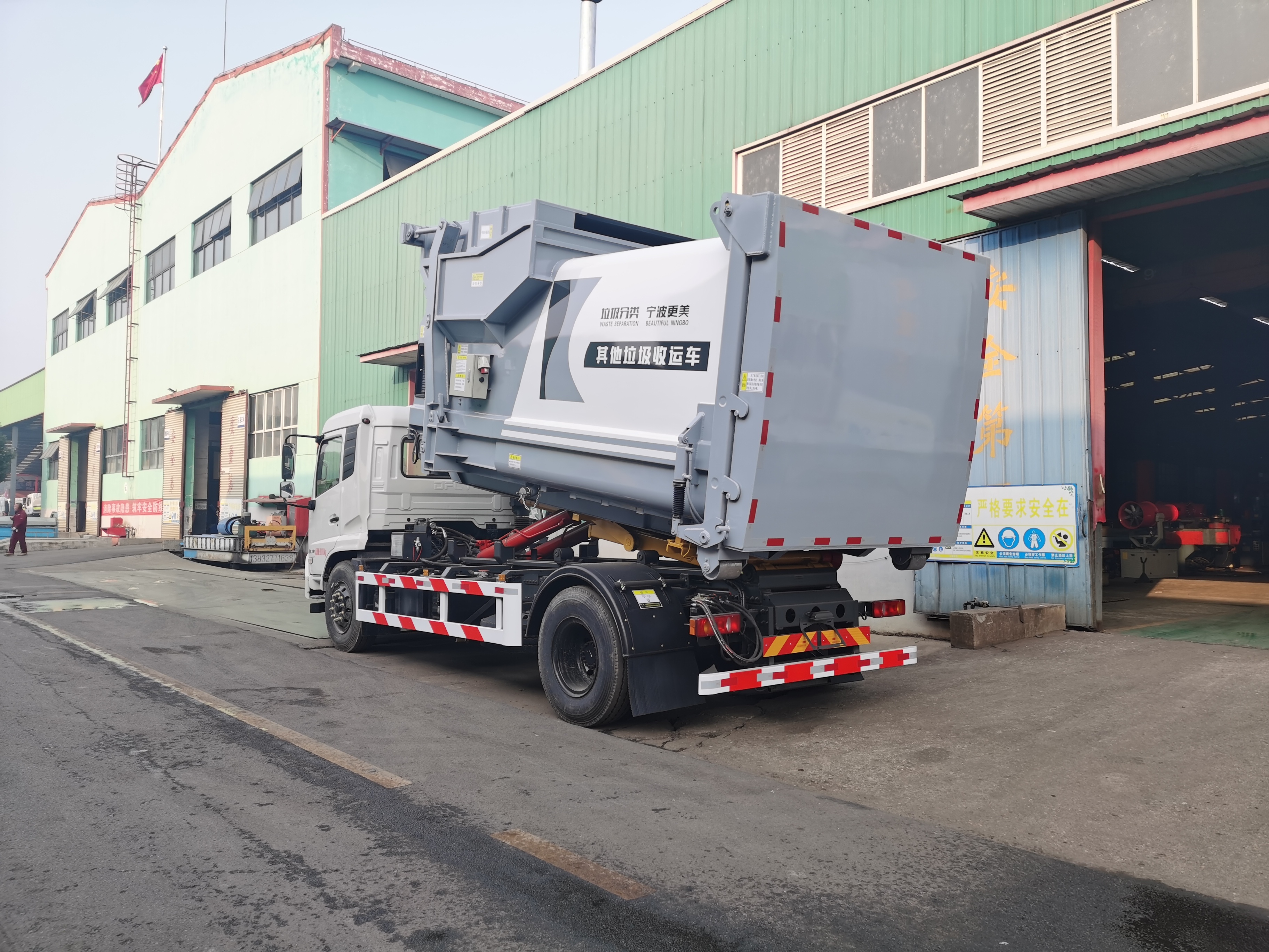 Camión recolector de basura Dongfeng de 12 toneladas con sistema de gancho elevador para trabajo pesado, Suizhou Hongda Automobile Sales Co., Ltd., Camión recolector de basura Dongfeng de 12 toneladas con sistema de gancho elevador para trabajo pesado