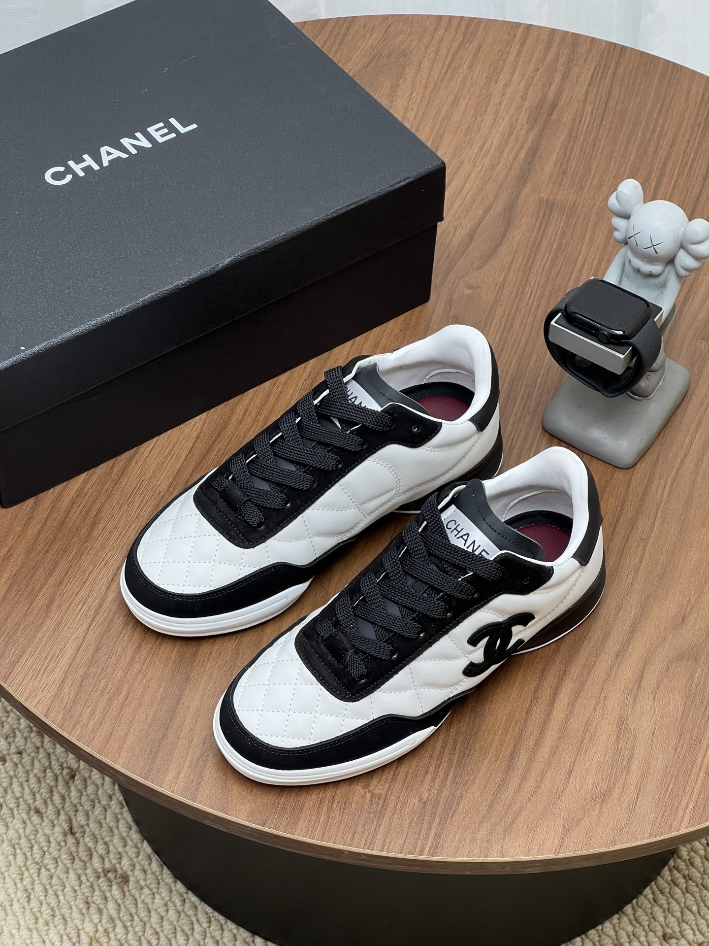 Women Two Tone Quilted Lace Up Sneakers Retro Flat Walking Casual ShoesWomen Two Tone Quilted Lace Up Sneakers Retro Flat Walking Casual Shoes
