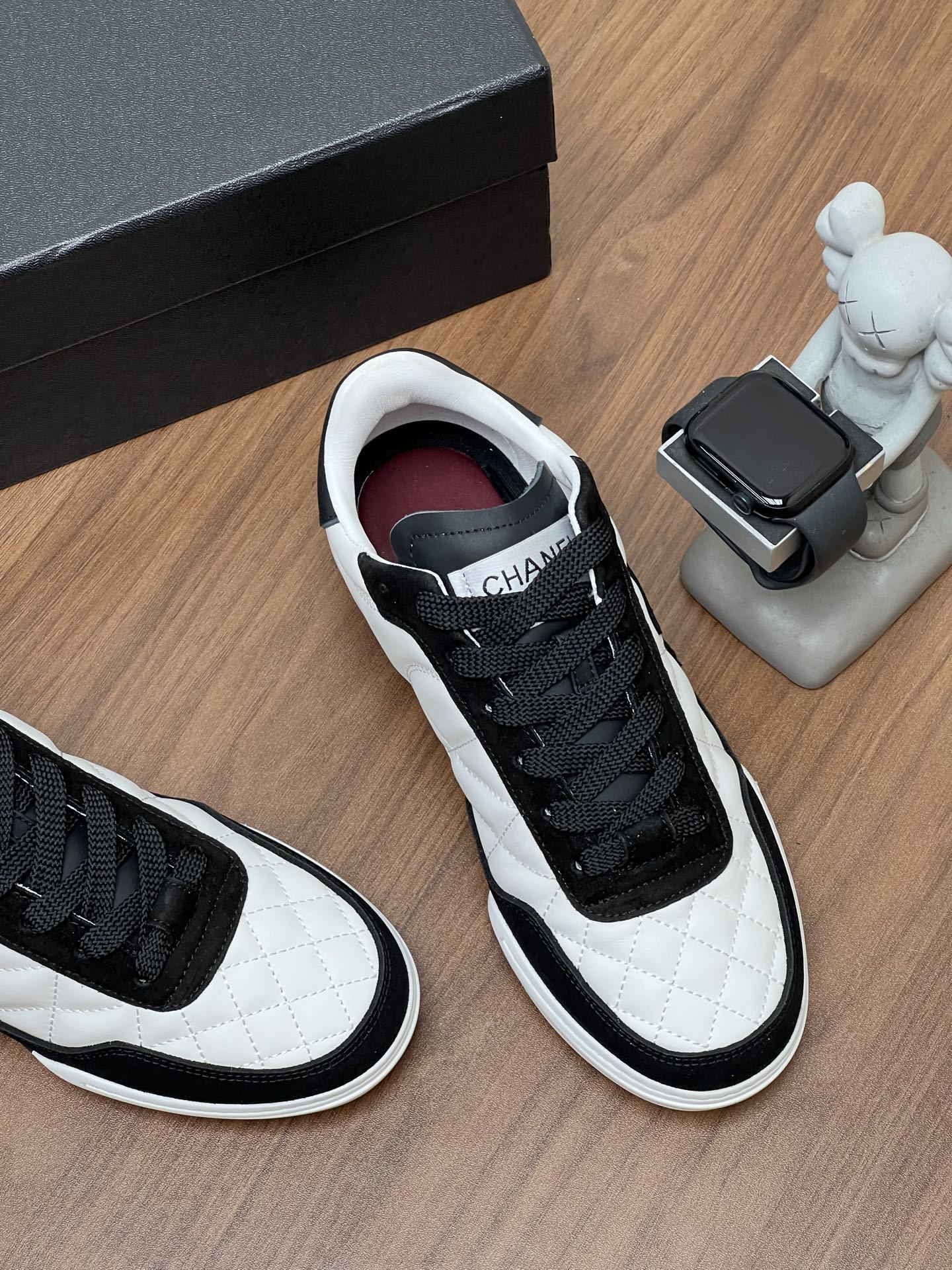 Women Two Tone Quilted Lace Up Sneakers Retro Flat Walking Casual ShoesWomen Two Tone Quilted Lace Up Sneakers Retro Flat Walking Casual Shoes