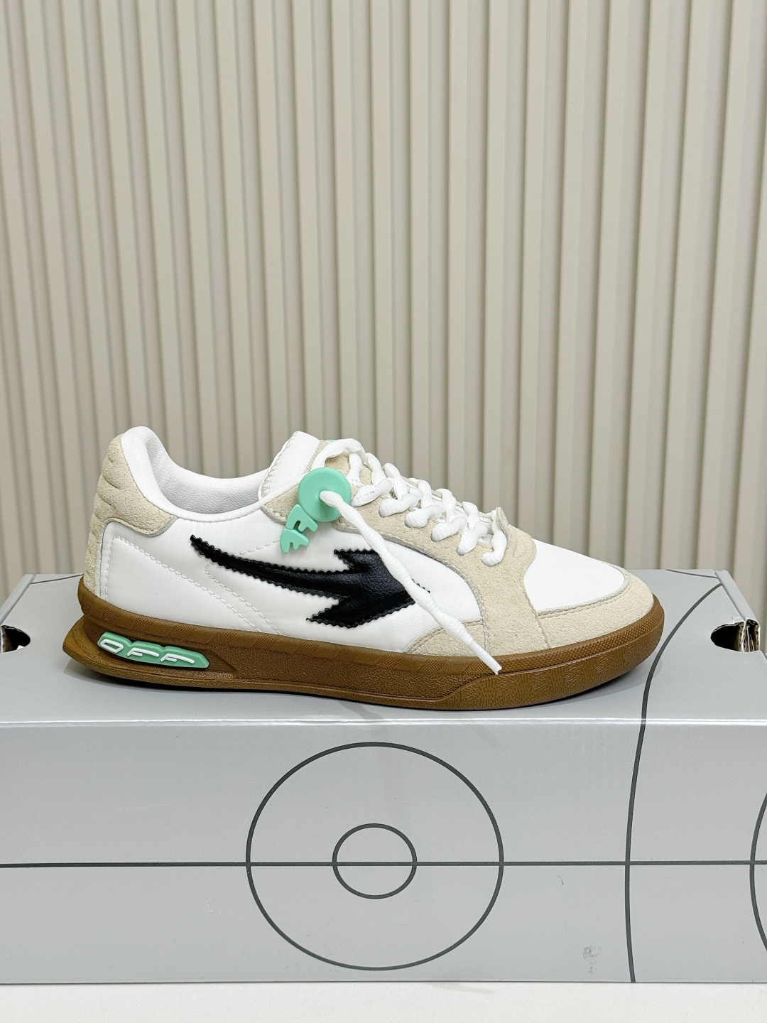 Beige White Arrow Logo Patchwork Sneakers Women Retro Gum Rubber Sole Low Top Casual Skate Shoes Fashion Daily Walking Flat Shoes
