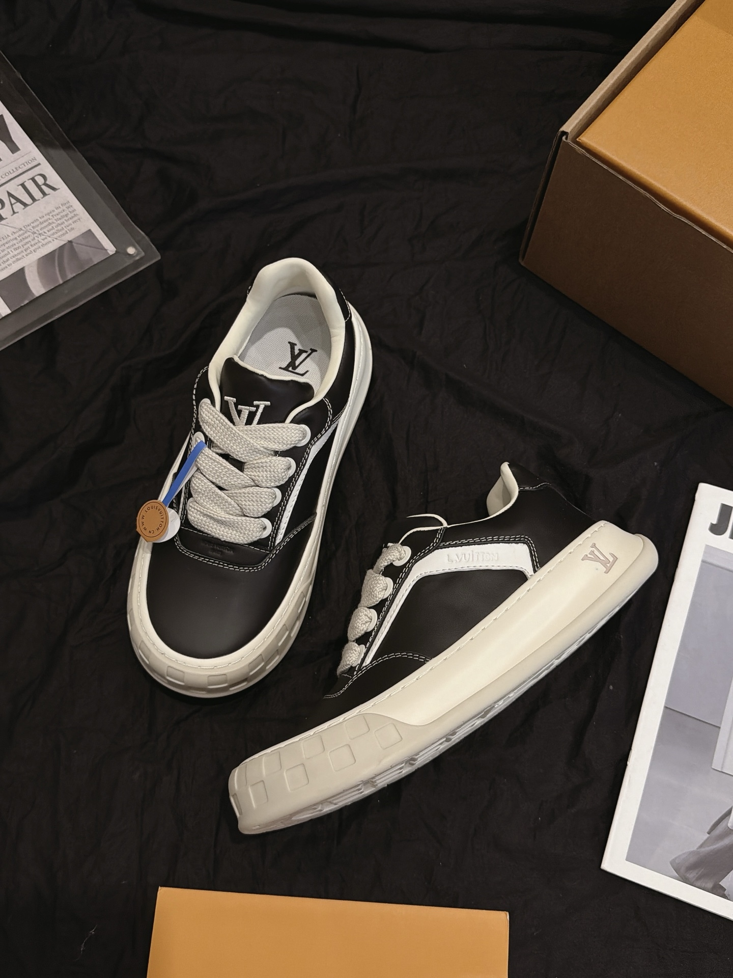 Black Leather Low Top Skate Shoes White Geometric Side Strip Thick Sole Non Slip Casual Board Sneakers Unisex