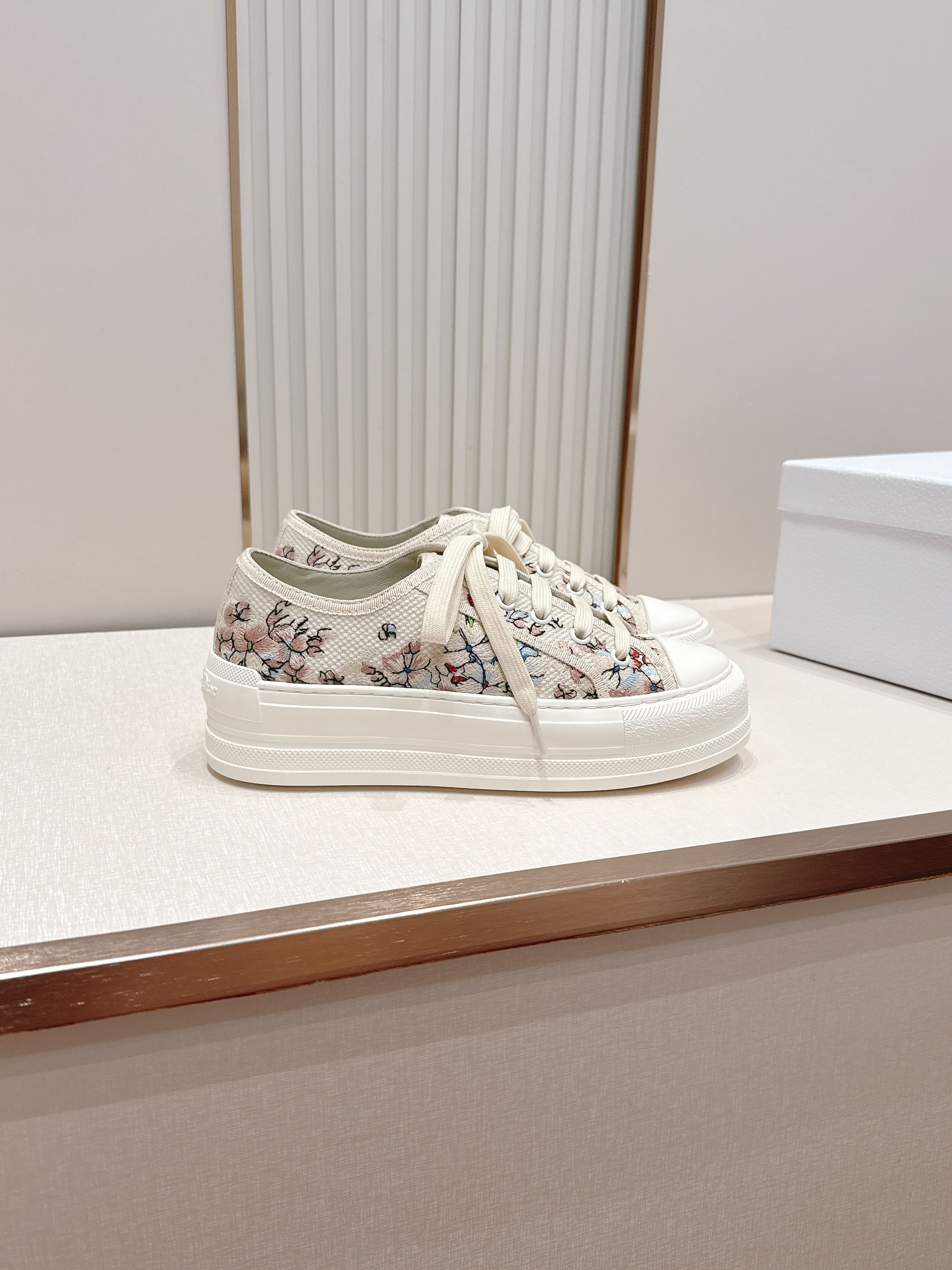 Women Floral Print Canvas Sneakers Light Platform Lace Up Casual Walking Shoes Vintage Flower Pattern Breathable Daily Flat Shoes
