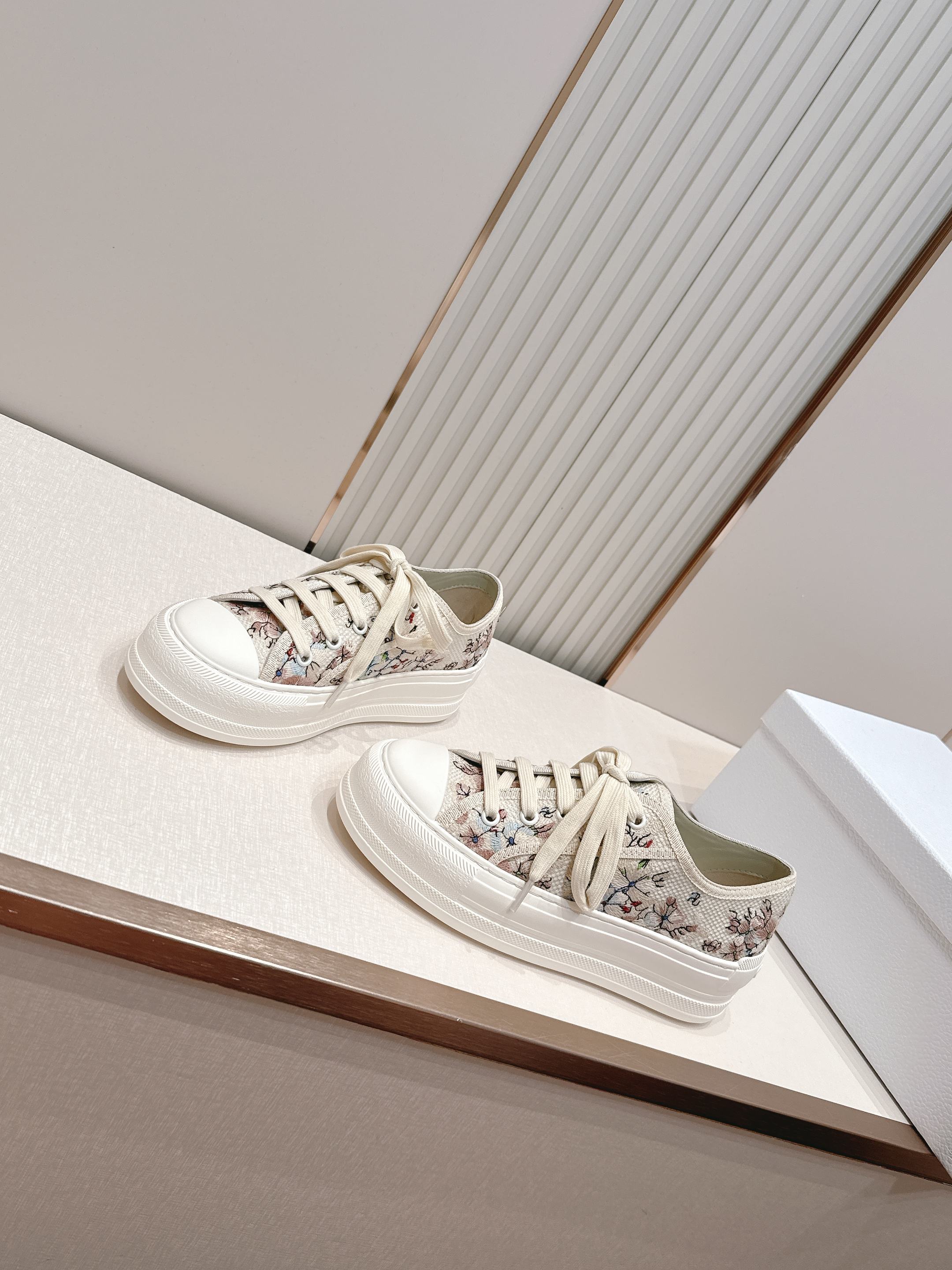 Women Floral Print Canvas Sneakers Light Platform Lace Up Casual Walking Shoes Vintage Flower Pattern Breathable Daily Flat Shoes