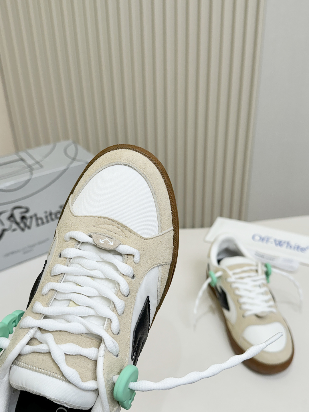 Beige White Arrow Logo Patchwork Sneakers Women Retro Gum Rubber Sole Low Top Casual Skate Shoes Fashion Daily Walking Flat Shoes