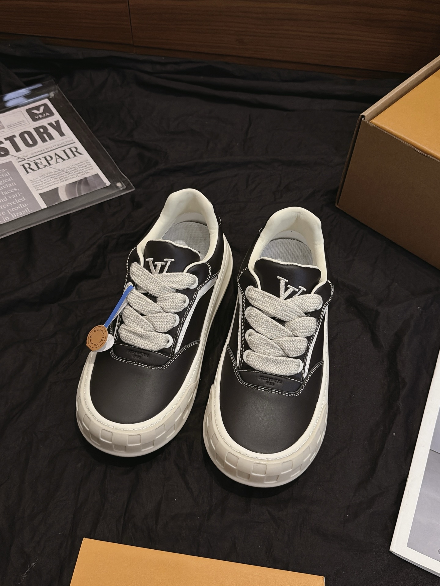 Black Leather Low Top Skate Shoes White Geometric Side Strip Thick Sole Non Slip Casual Board Sneakers Unisex