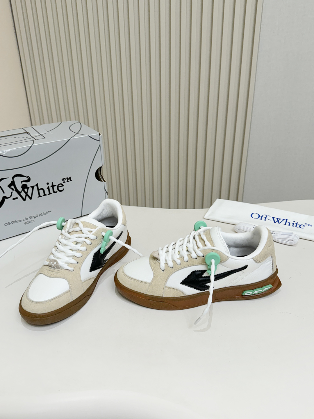 Beige White Arrow Logo Patchwork Sneakers Women Retro Gum Rubber Sole Low Top Casual Skate Shoes Fashion Daily Walking Flat Shoes