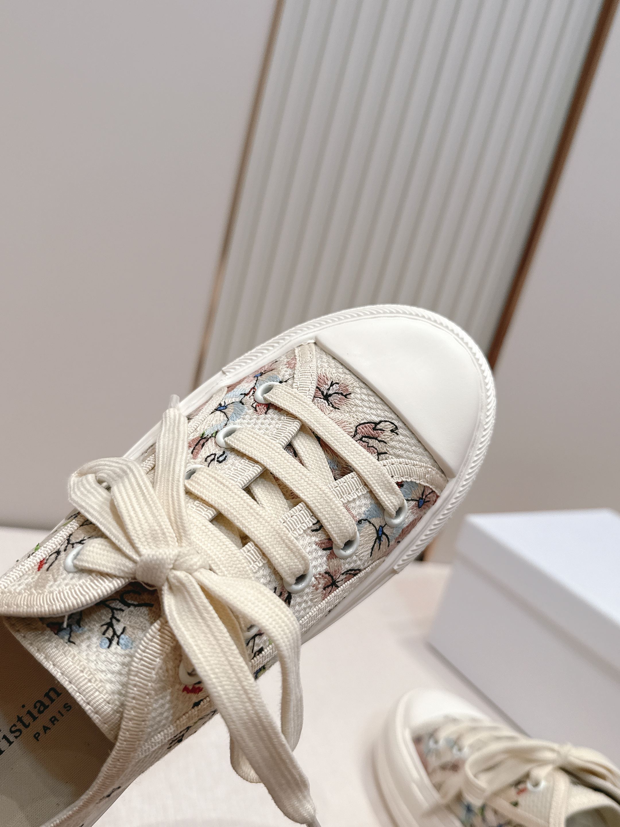Women Floral Print Canvas Sneakers Light Platform Lace Up Casual Walking Shoes Vintage Flower Pattern Breathable Daily Flat Shoes