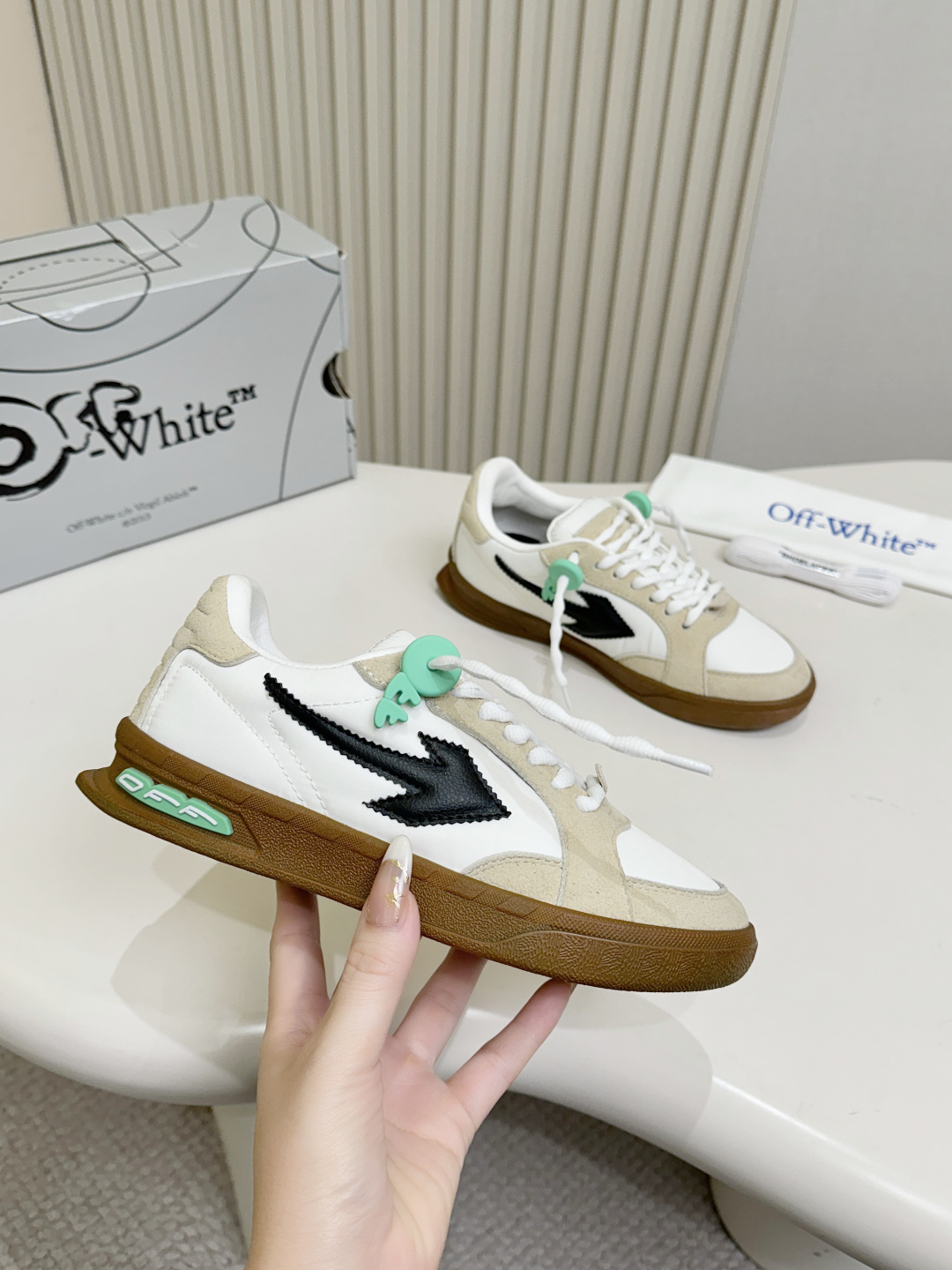 Beige White Arrow Logo Patchwork Sneakers Women Retro Gum Rubber Sole Low Top Casual Skate Shoes Fashion Daily Walking Flat Shoes