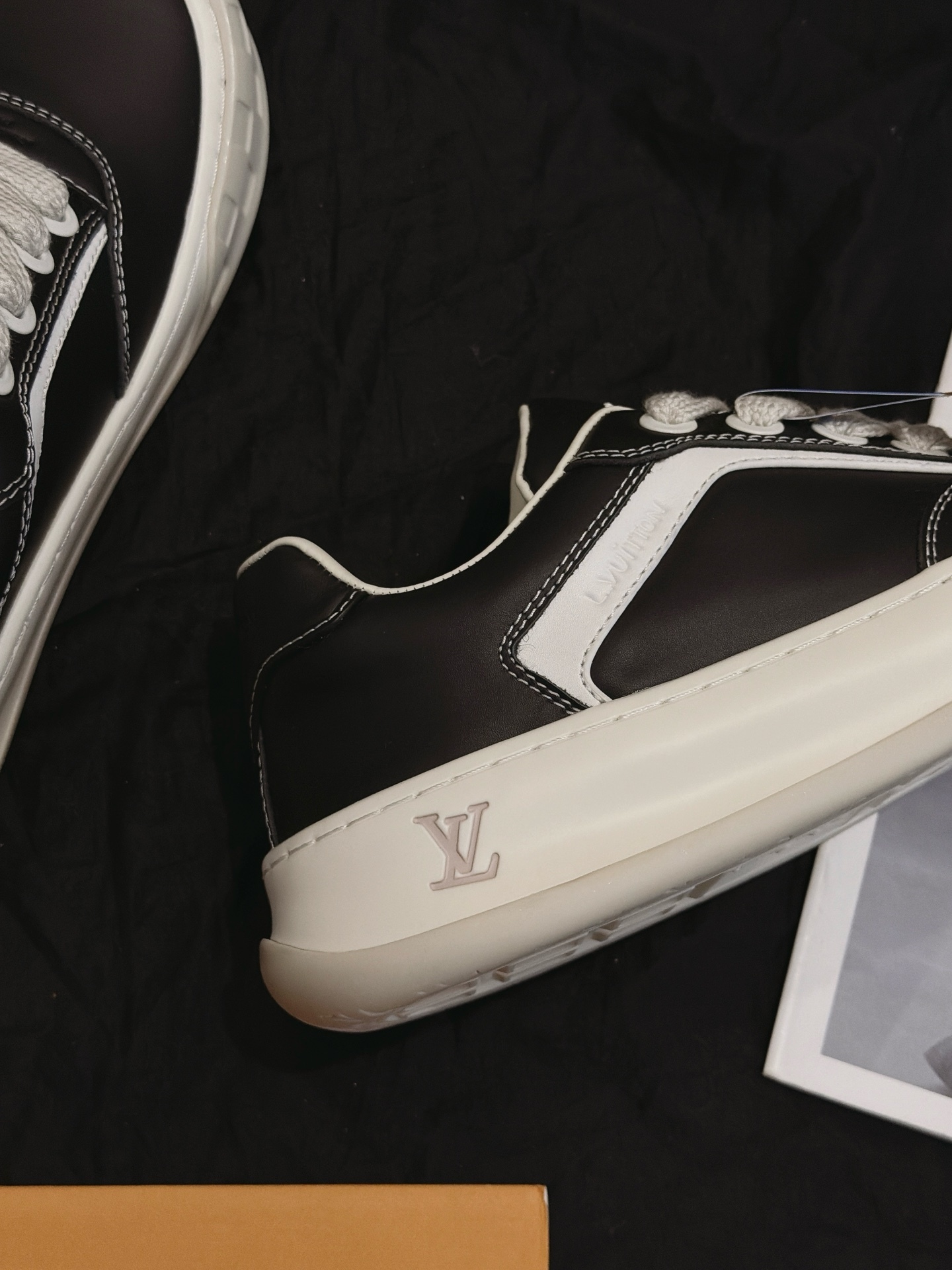 Black Leather Low Top Skate Shoes White Geometric Side Strip Thick Sole Non Slip Casual Board Sneakers Unisex