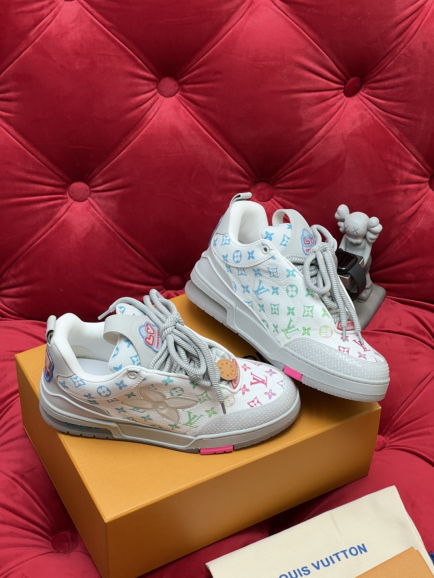 Unisex White Colorful Graffiti Print Low Top Skate Shoes Lace Up Casual Sneakers Breathable Non-slip Wear Resistant Street Daily Walking Shoes