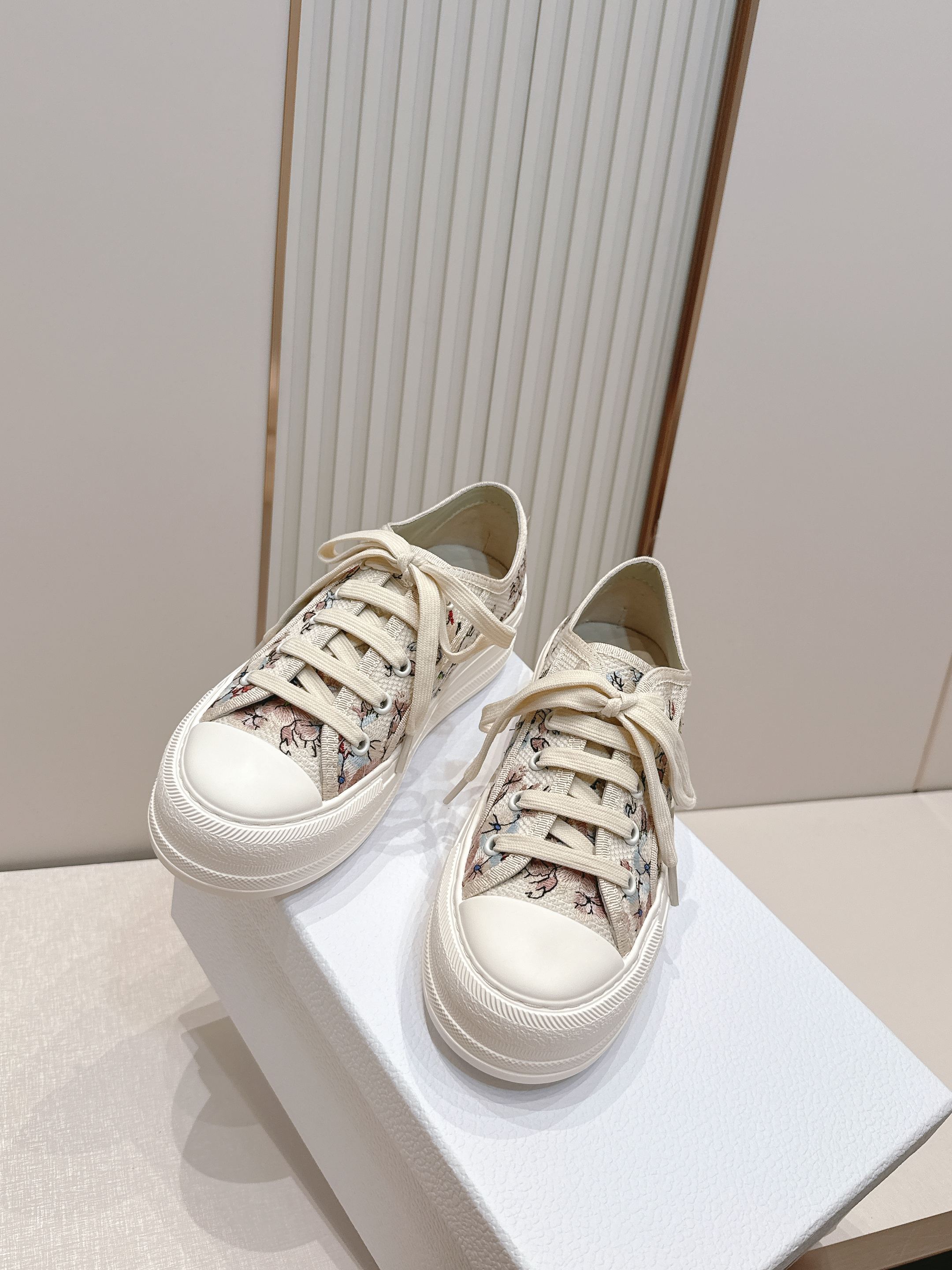 Women Floral Print Canvas Sneakers Light Platform Lace Up Casual Walking Shoes Vintage Flower Pattern Breathable Daily Flat Shoes