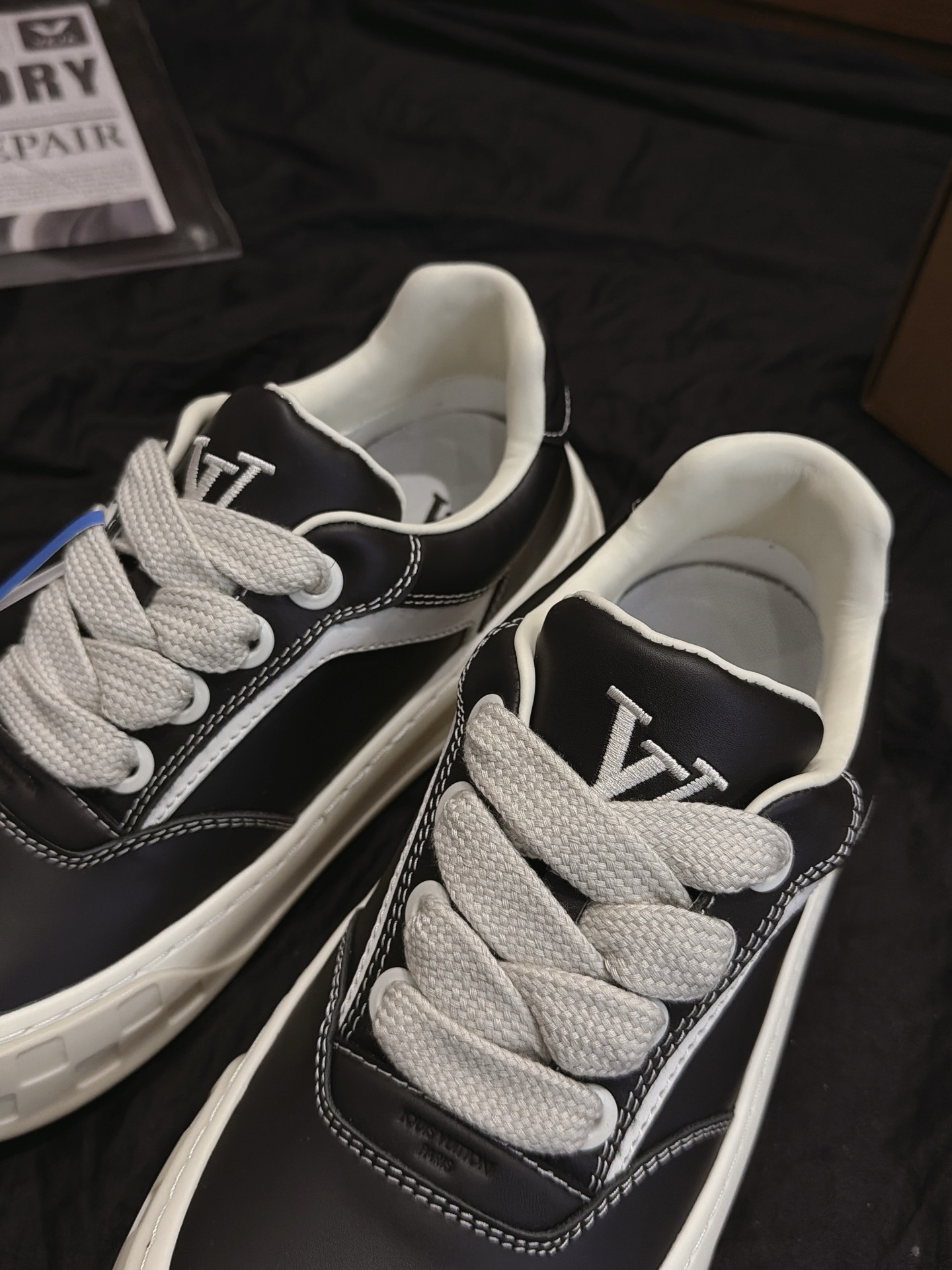 Black Leather Low Top Skate Shoes White Geometric Side Strip Thick Sole Non Slip Casual Board Sneakers Unisex