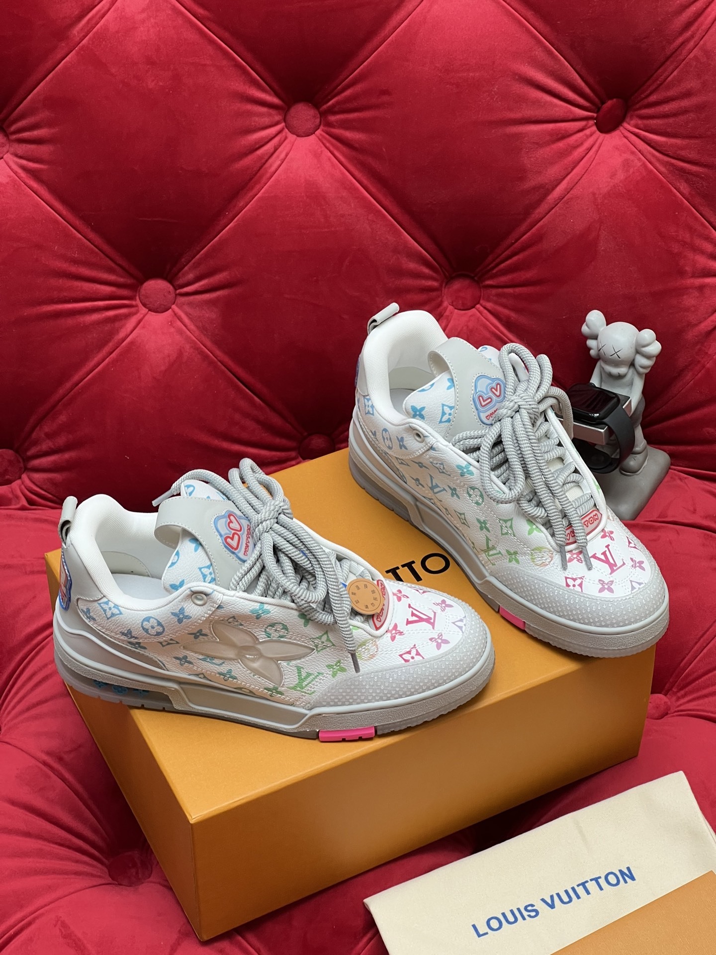 Unisex White Colorful Graffiti Print Low Top Skate Shoes Lace Up Casual Sneakers Breathable Non-slip Wear Resistant Street Daily Walking Shoes