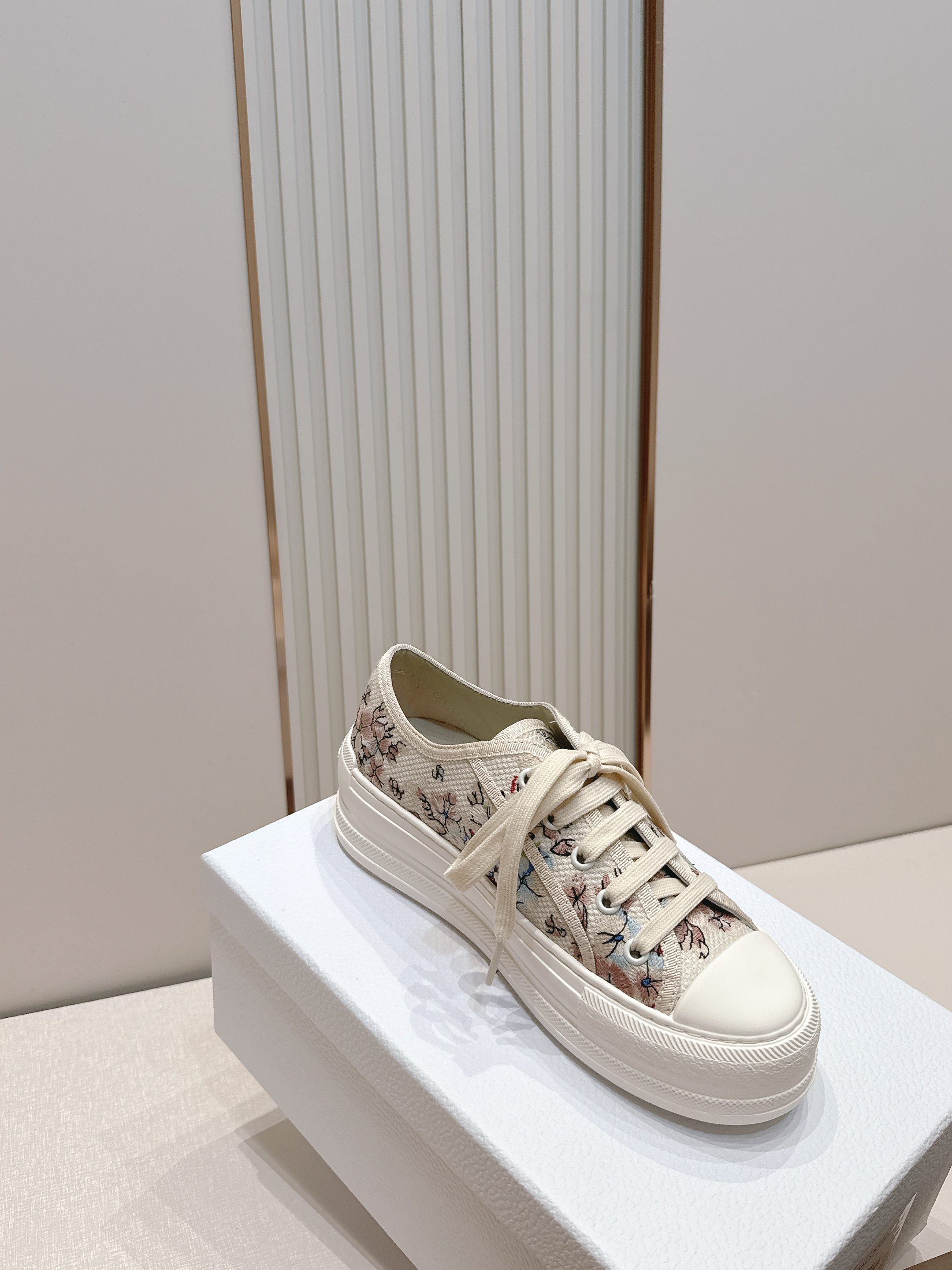 Women Floral Print Canvas Sneakers Light Platform Lace Up Casual Walking Shoes Vintage Flower Pattern Breathable Daily Flat Shoes