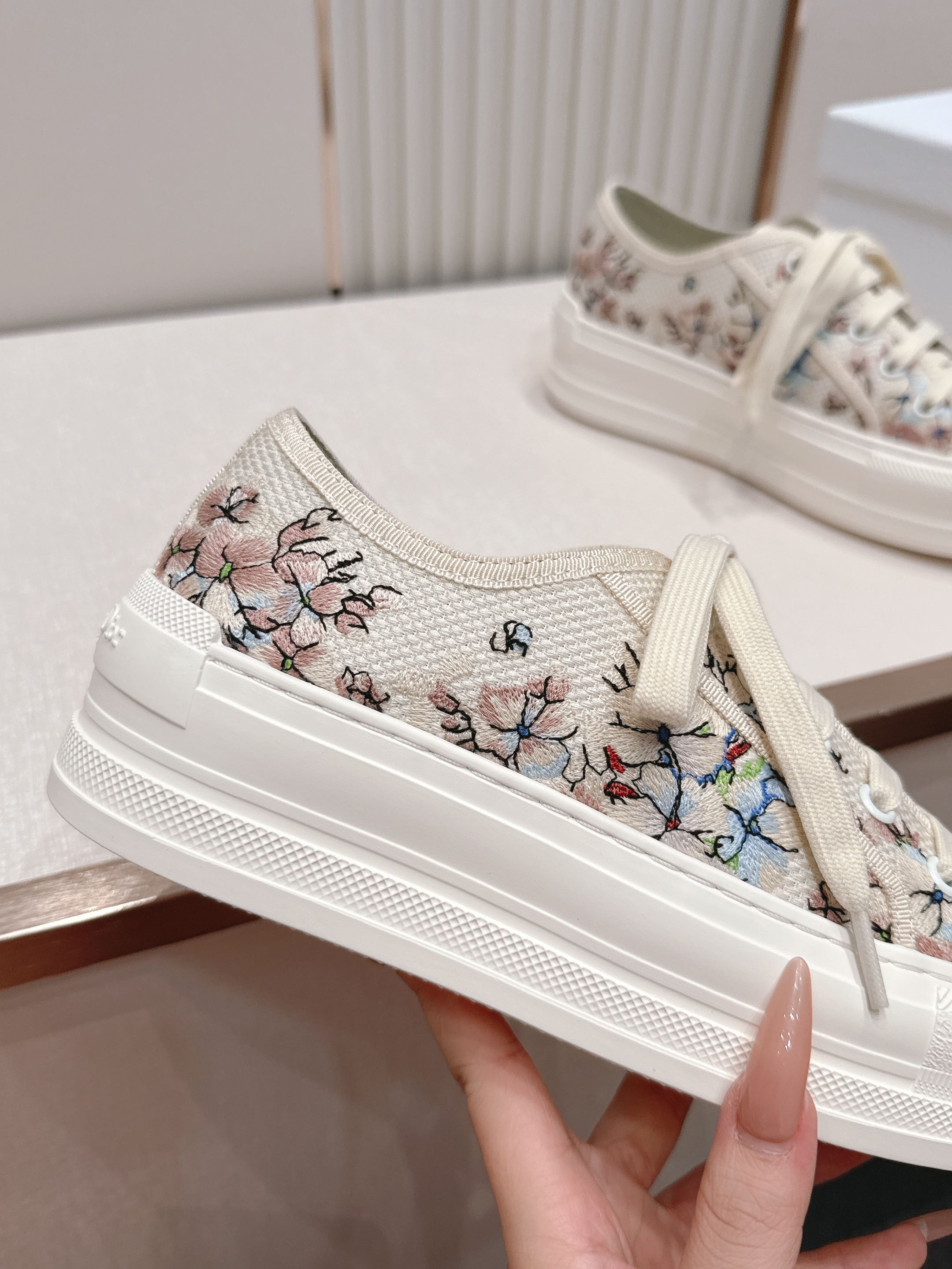 Women Floral Print Canvas Sneakers Light Platform Lace Up Casual Walking Shoes Vintage Flower Pattern Breathable Daily Flat Shoes