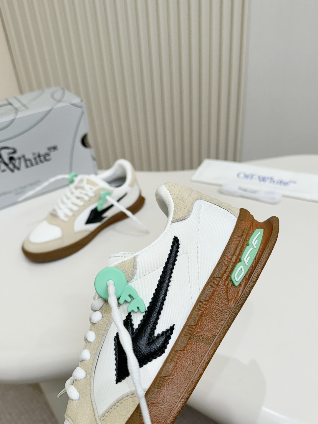 Beige White Arrow Logo Patchwork Sneakers Women Retro Gum Rubber Sole Low Top Casual Skate Shoes Fashion Daily Walking Flat Shoes
