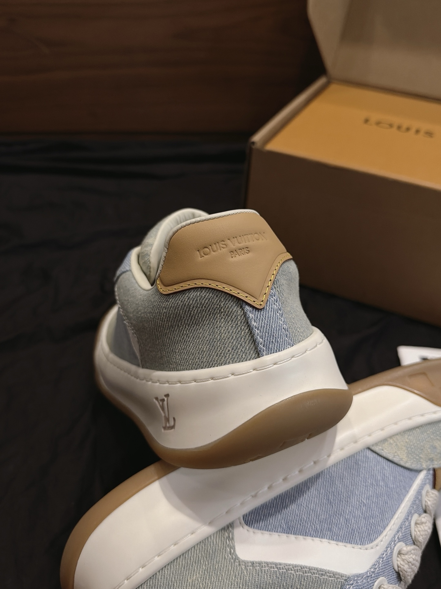 Light Blue Washed Denim Low Top Skate Shoes White Side Stripe Gum Rubber Sole Retro Casual Board Sneakers Unisex