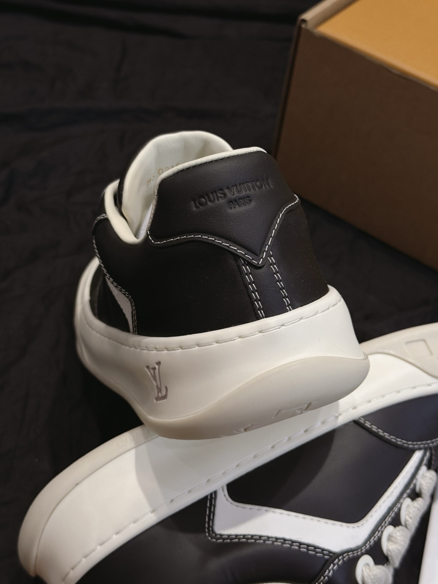 Black Leather Low Top Skate Shoes White Geometric Side Strip Thick Sole Non Slip Casual Board Sneakers Unisex
