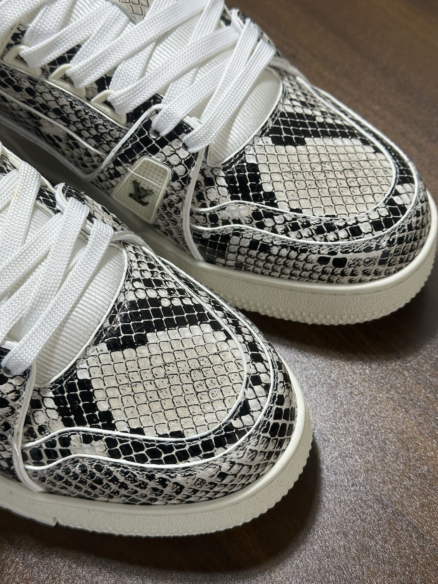 Men Retro Printed Patchwork Skate Shoes Low Top Lace Up Casual Sneakers Wear-resistant Non-slip Thick Sole Street Fashion Walking Shoes