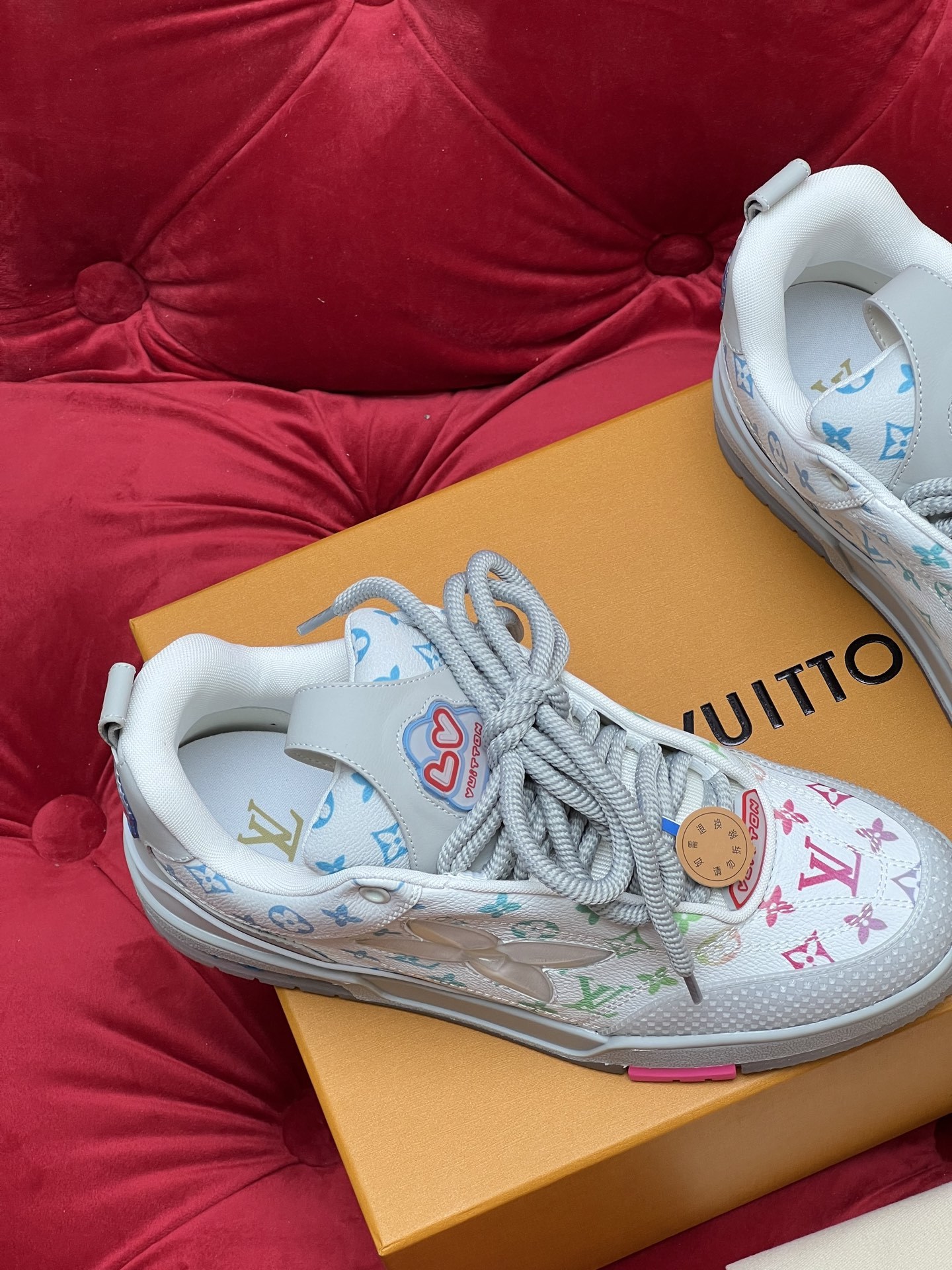 Unisex White Colorful Graffiti Print Low Top Skate Shoes Lace Up Casual Sneakers Breathable Non-slip Wear Resistant Street Daily Walking Shoes