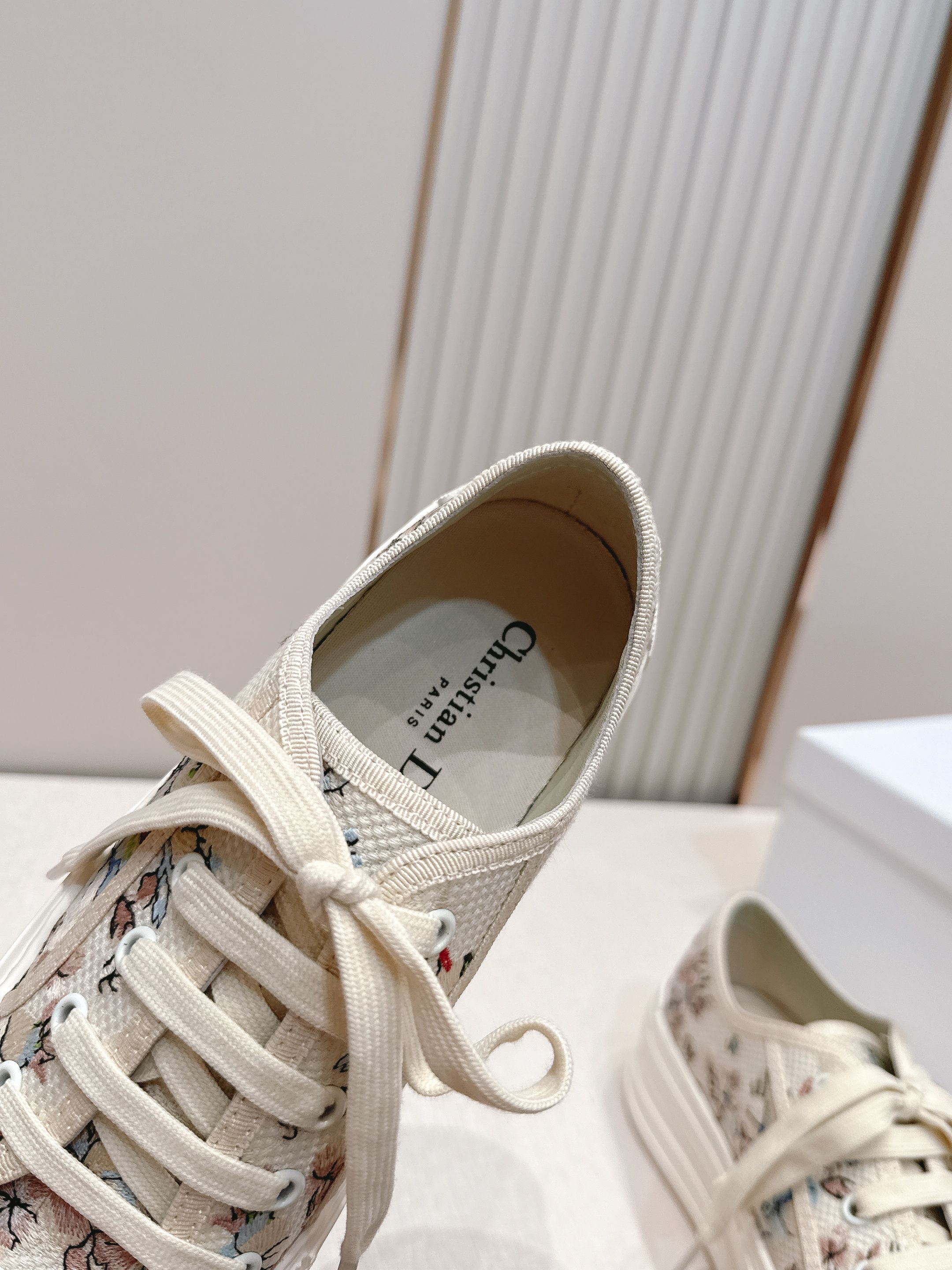 Women Floral Print Canvas Sneakers Light Platform Lace Up Casual Walking Shoes Vintage Flower Pattern Breathable Daily Flat Shoes