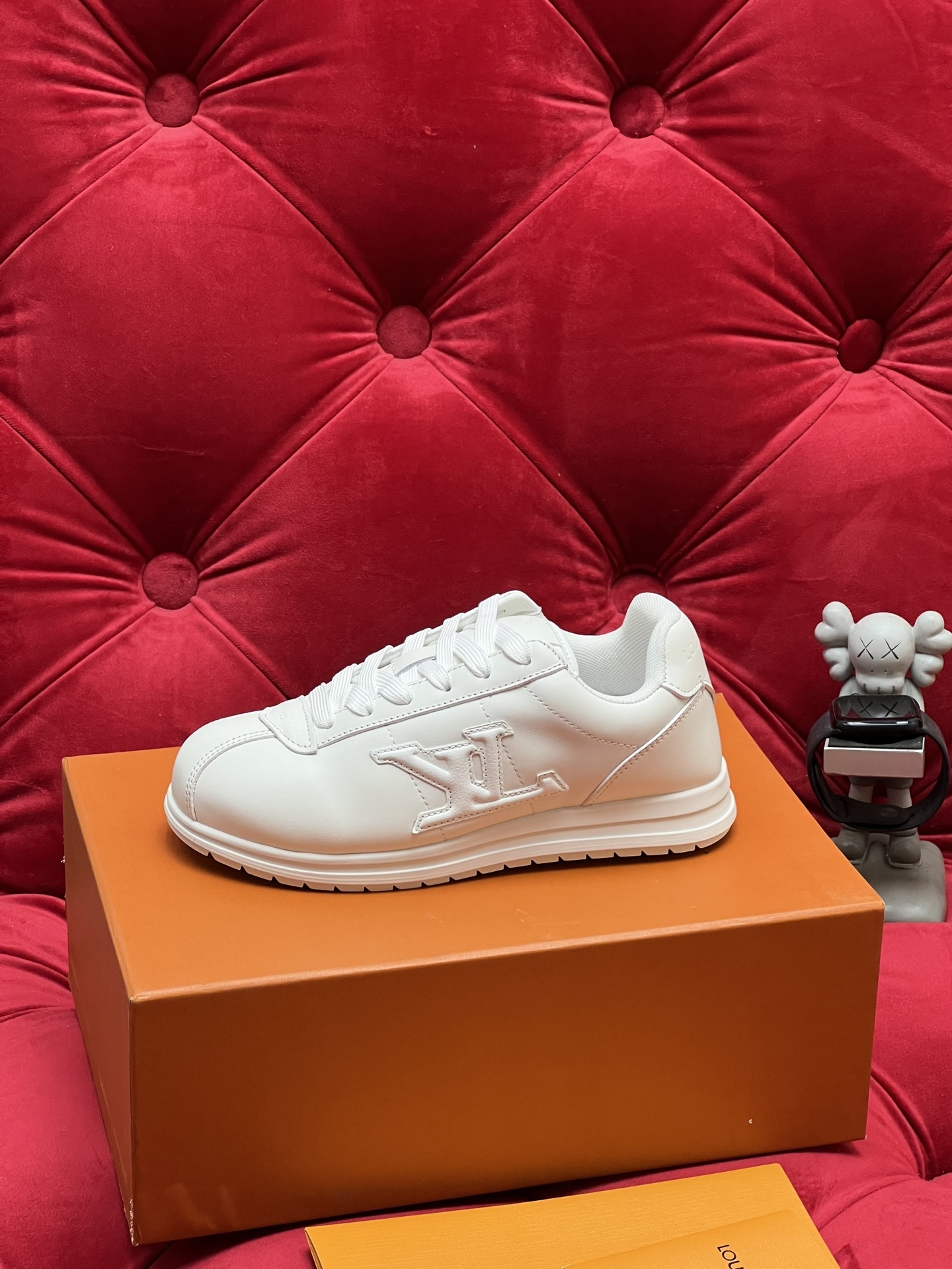 Men Pure White Leather Casual Sneakers Embossed Logo Low Top Lace Up Walking Shoes Fashion Lightweight Comfort Flat Skate Shoes Non Slip Wear Resistant Daily Versatile Trainers
