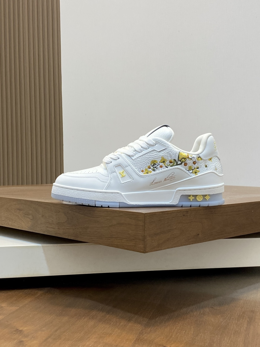 Men White Leather Low Top Sneakers Golden Floral Embroidery Lace Up Casual Skate Shoes Shock Absorbing Air Cushion Sole Breathable Non Slip Fashion Walking Trainers