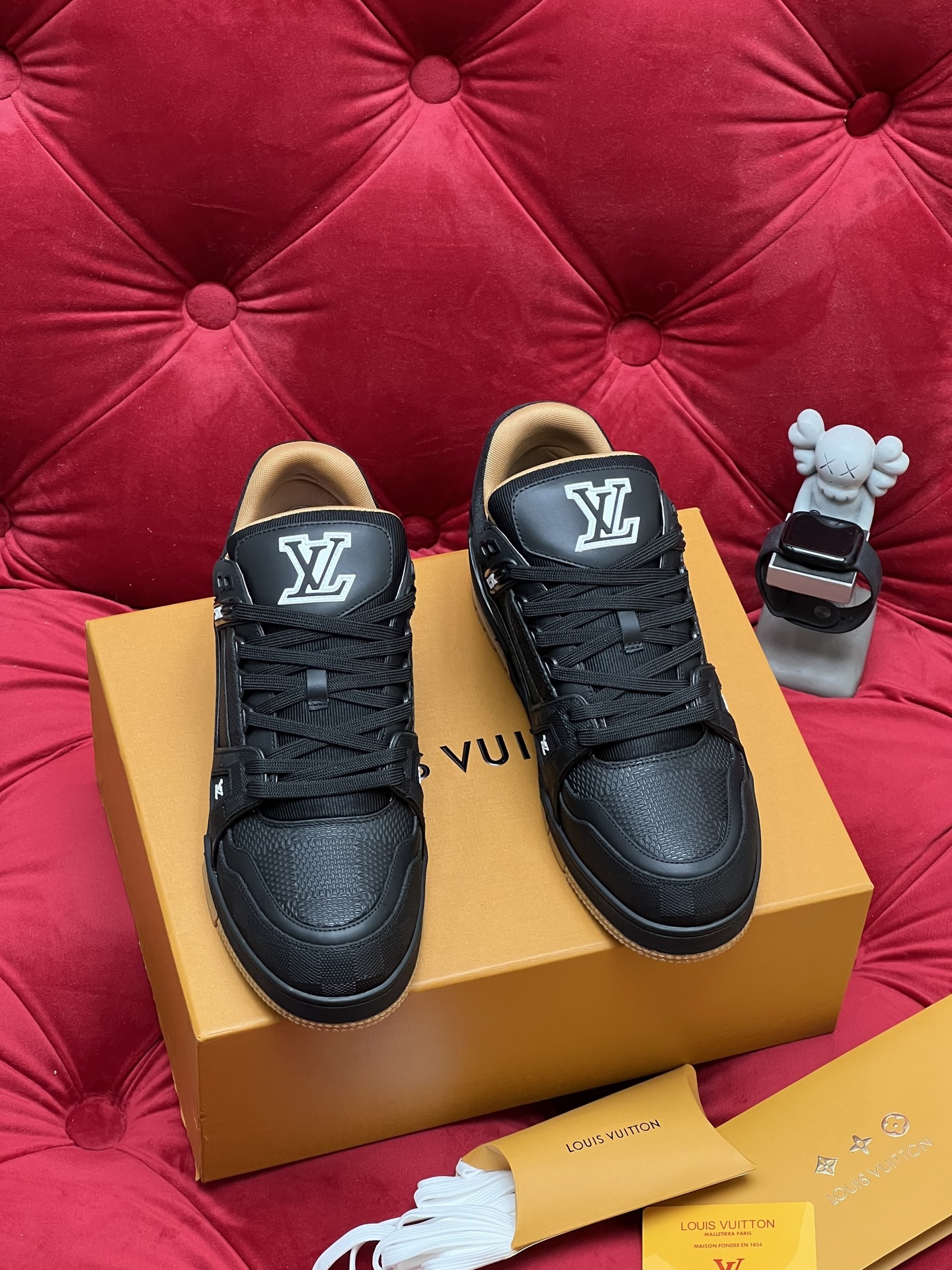 Men All Black Leather Low Top Skate Shoes Retro Stitching Casual Board Shoes Wear-resistant Non-slip Street Fashion Walking Sneakers