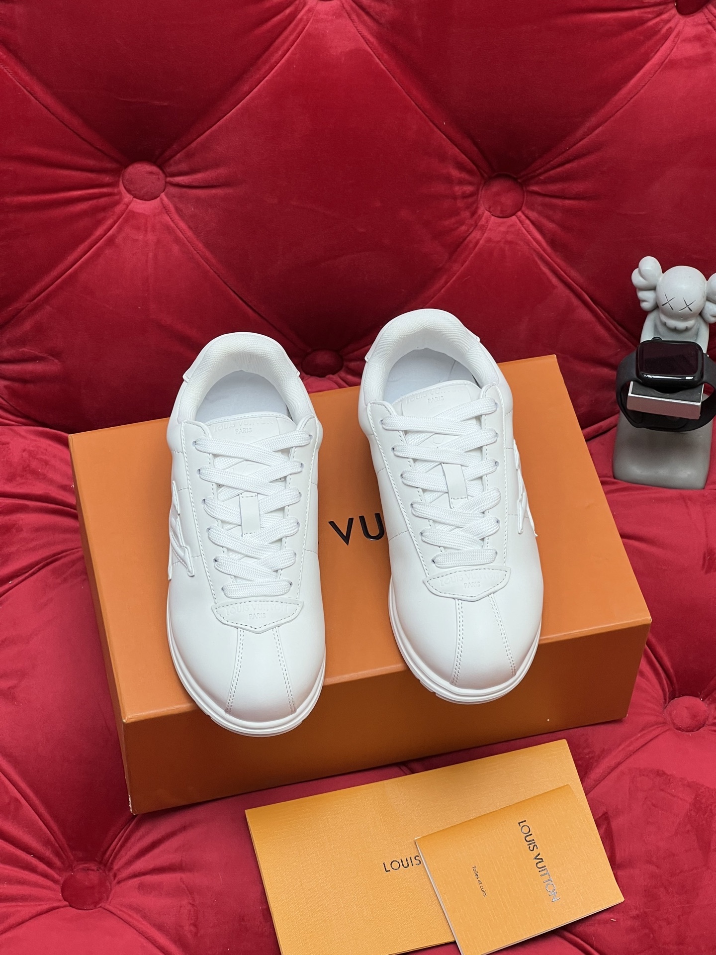 Men Pure White Leather Casual Sneakers Embossed Logo Low Top Lace Up Walking Shoes Fashion Lightweight Comfort Flat Skate Shoes Non Slip Wear Resistant Daily Versatile Trainers