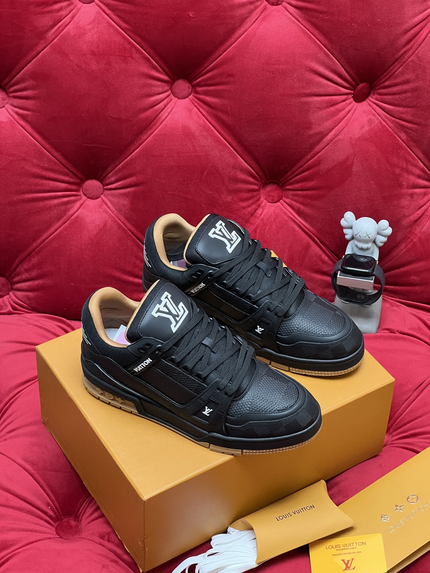 Men All Black Leather Low Top Skate Shoes Retro Stitching Casual Board Shoes Wear-resistant Non-slip Street Fashion Walking Sneakers