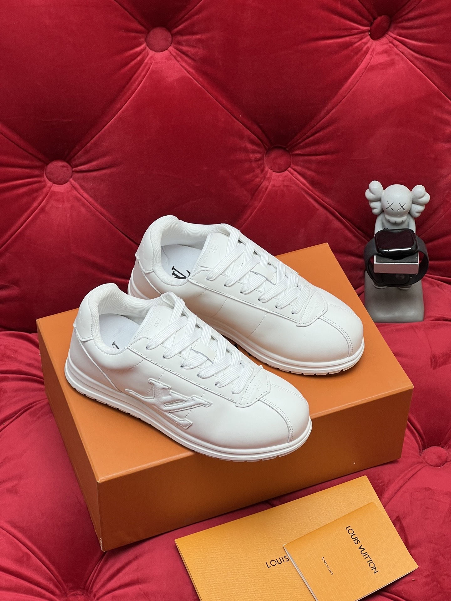 Men Pure White Leather Casual Sneakers Embossed Logo Low Top Lace Up Walking Shoes Fashion Lightweight Comfort Flat Skate Shoes Non Slip Wear Resistant Daily Versatile Trainers