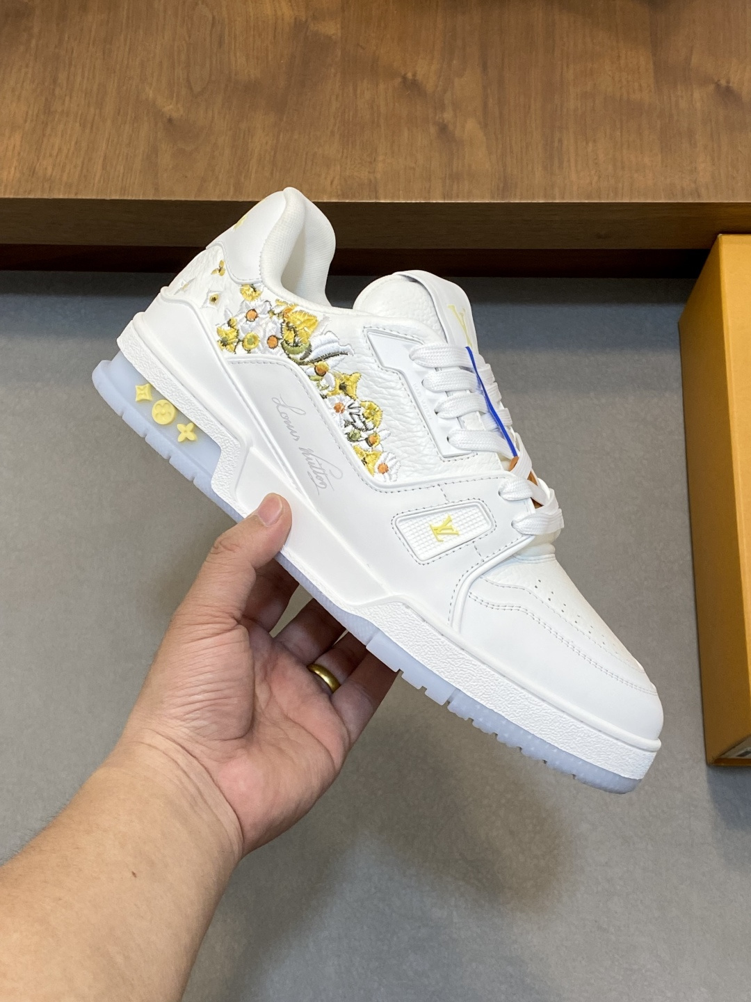 Men White Leather Low Top Sneakers Golden Floral Embroidery Lace Up Casual Skate Shoes Shock Absorbing Air Cushion Sole Breathable Non Slip Fashion Walking Trainers