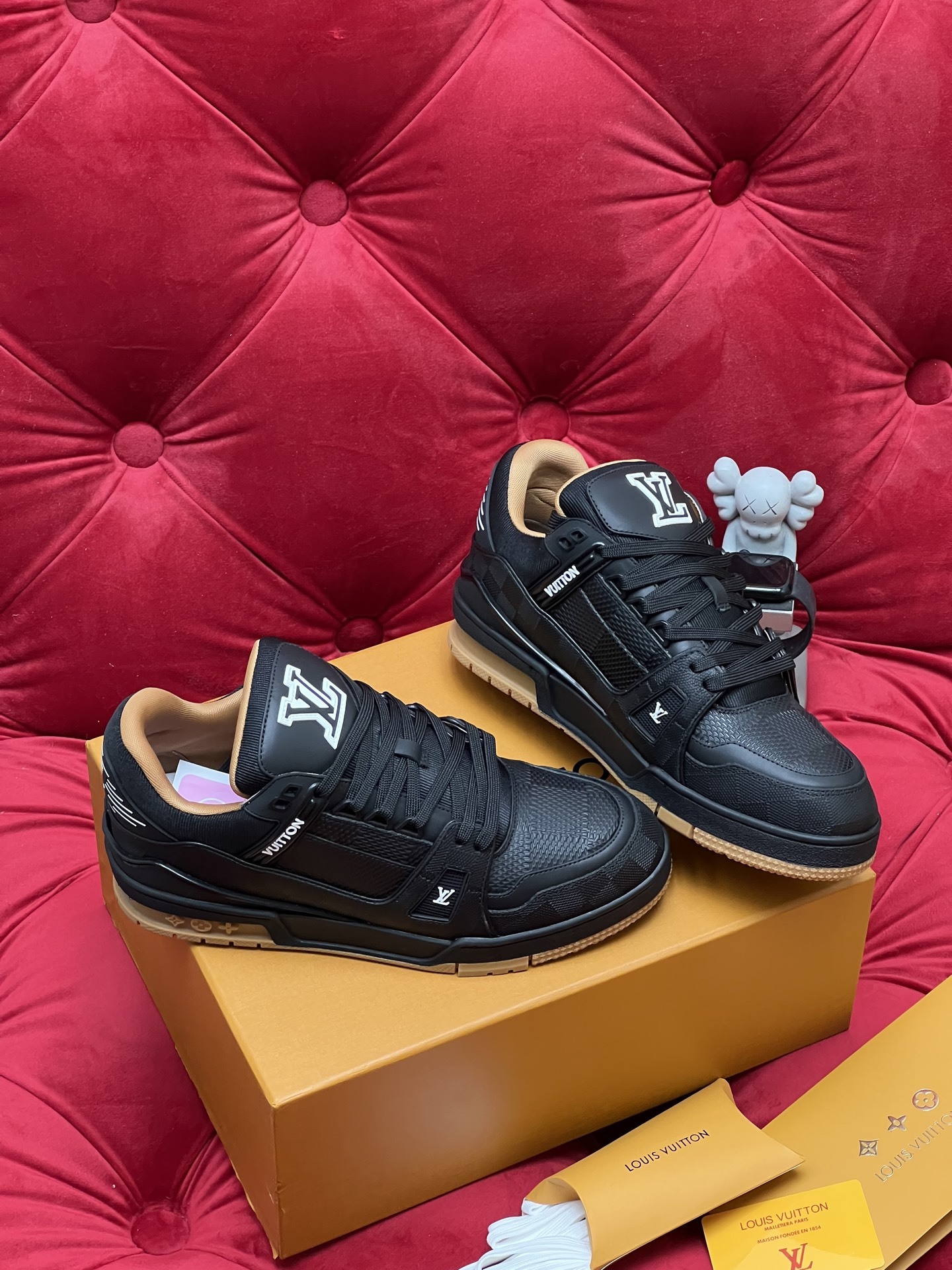Men All Black Leather Low Top Skate Shoes Retro Stitching Casual Board Shoes Wear-resistant Non-slip Street Fashion Walking Sneakers