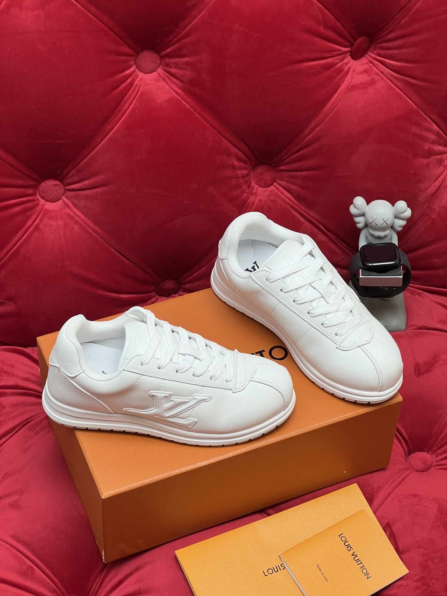 Men Pure White Leather Casual Sneakers Embossed Logo Low Top Lace Up Walking Shoes Fashion Lightweight Comfort Flat Skate Shoes Non Slip Wear Resistant Daily Versatile Trainers