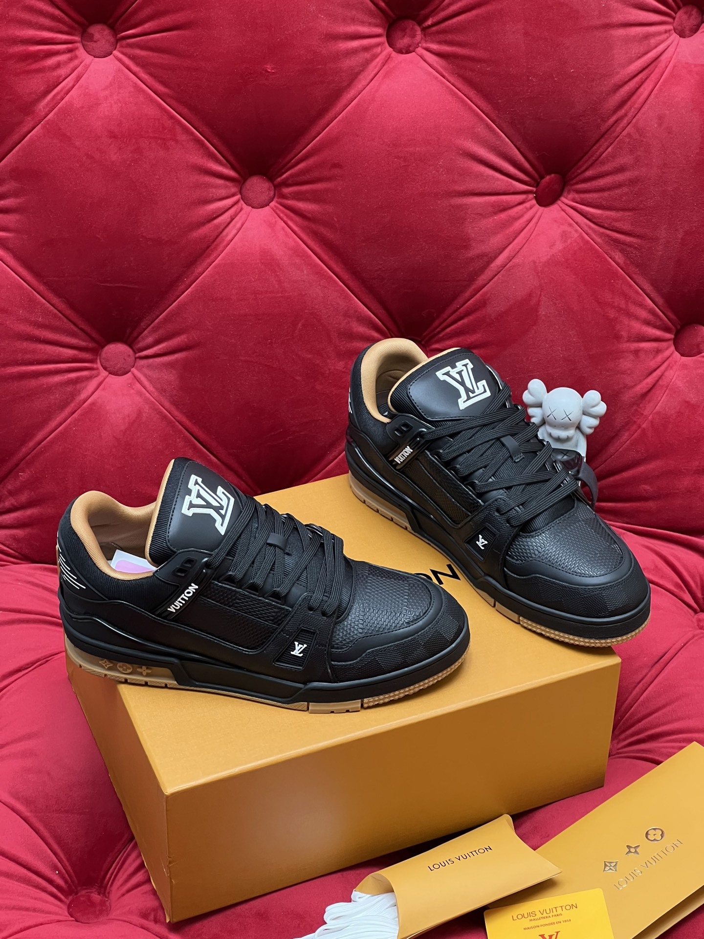 Men All Black Leather Low Top Skate Shoes Retro Stitching Casual Board Shoes Wear-resistant Non-slip Street Fashion Walking Sneakers