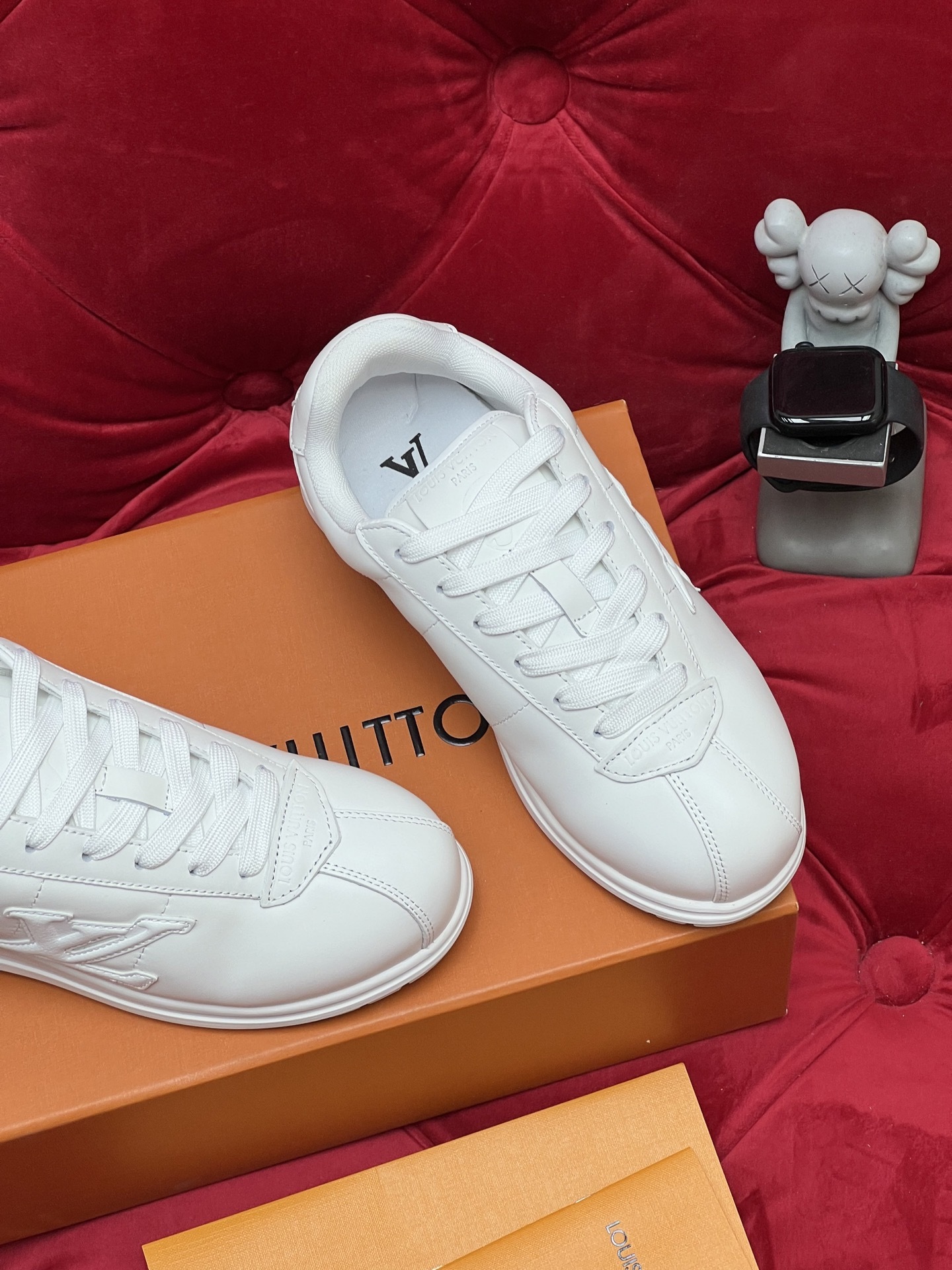 Men Pure White Leather Casual Sneakers Embossed Logo Low Top Lace Up Walking Shoes Fashion Lightweight Comfort Flat Skate Shoes Non Slip Wear Resistant Daily Versatile Trainers