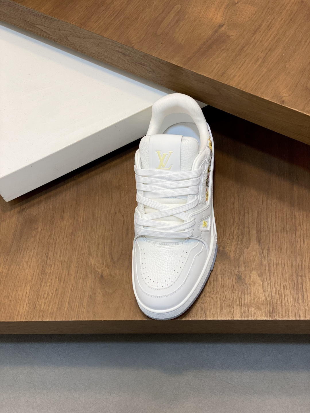 Men White Leather Low Top Sneakers Golden Floral Embroidery Lace Up Casual Skate Shoes Shock Absorbing Air Cushion Sole Breathable Non Slip Fashion Walking Trainers