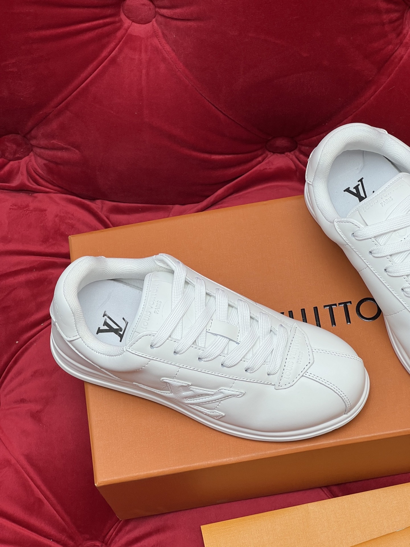 Men Pure White Leather Casual Sneakers Embossed Logo Low Top Lace Up Walking Shoes Fashion Lightweight Comfort Flat Skate Shoes Non Slip Wear Resistant Daily Versatile Trainers