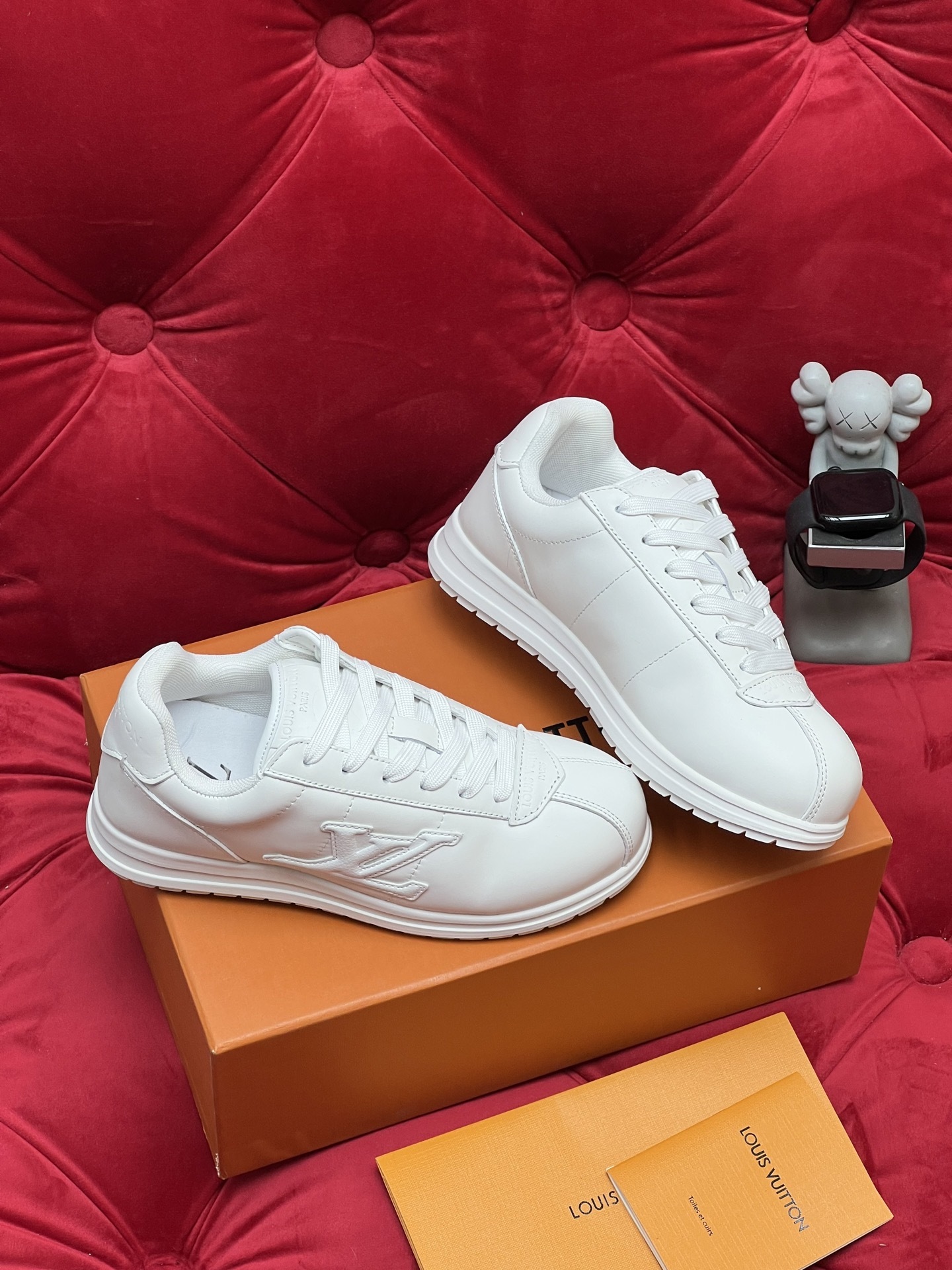 Men Pure White Leather Casual Sneakers Embossed Logo Low Top Lace Up Walking Shoes Fashion Lightweight Comfort Flat Skate Shoes Non Slip Wear Resistant Daily Versatile Trainers
