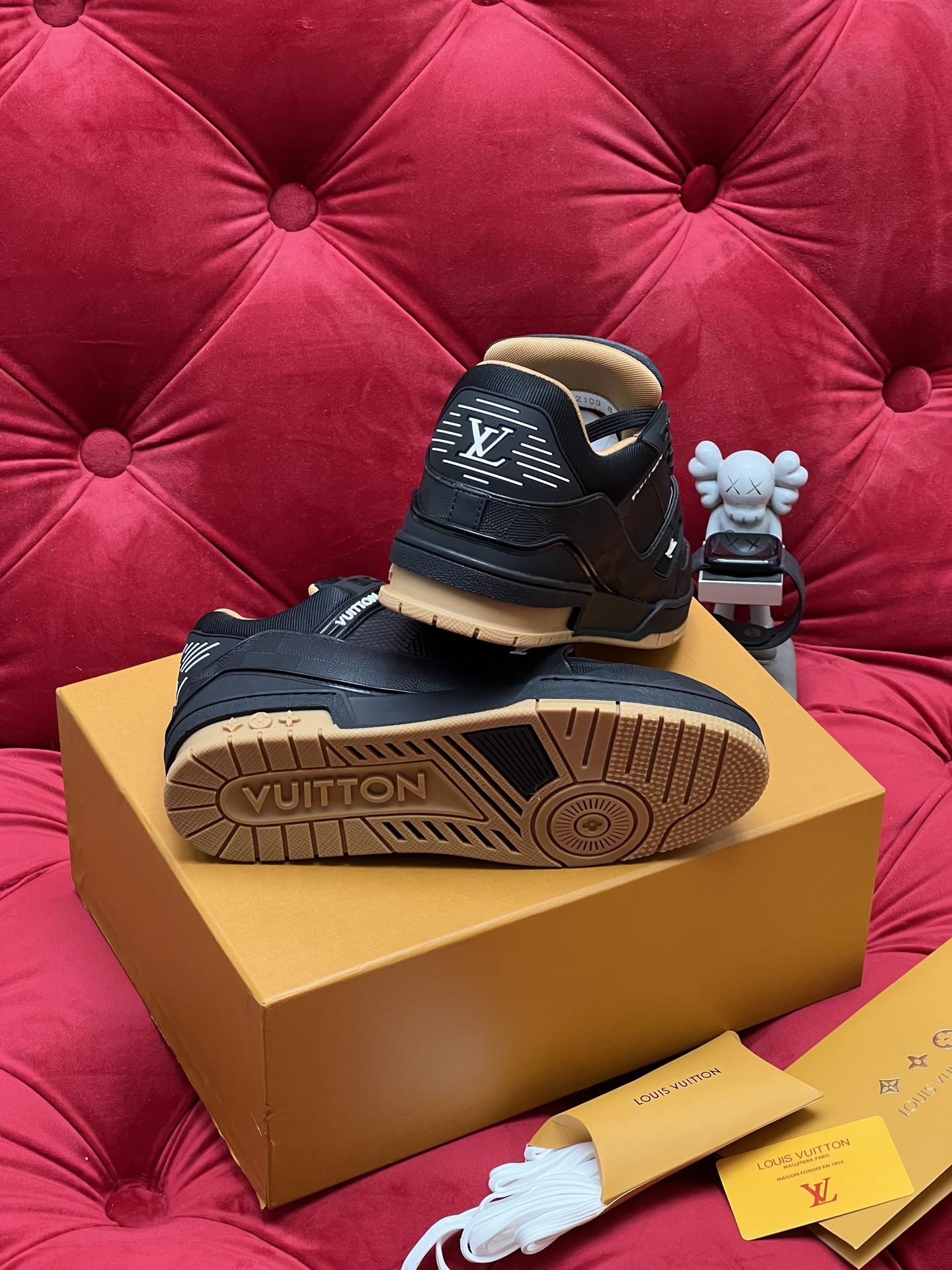 Men All Black Leather Low Top Skate Shoes Retro Stitching Casual Board Shoes Wear-resistant Non-slip Street Fashion Walking Sneakers