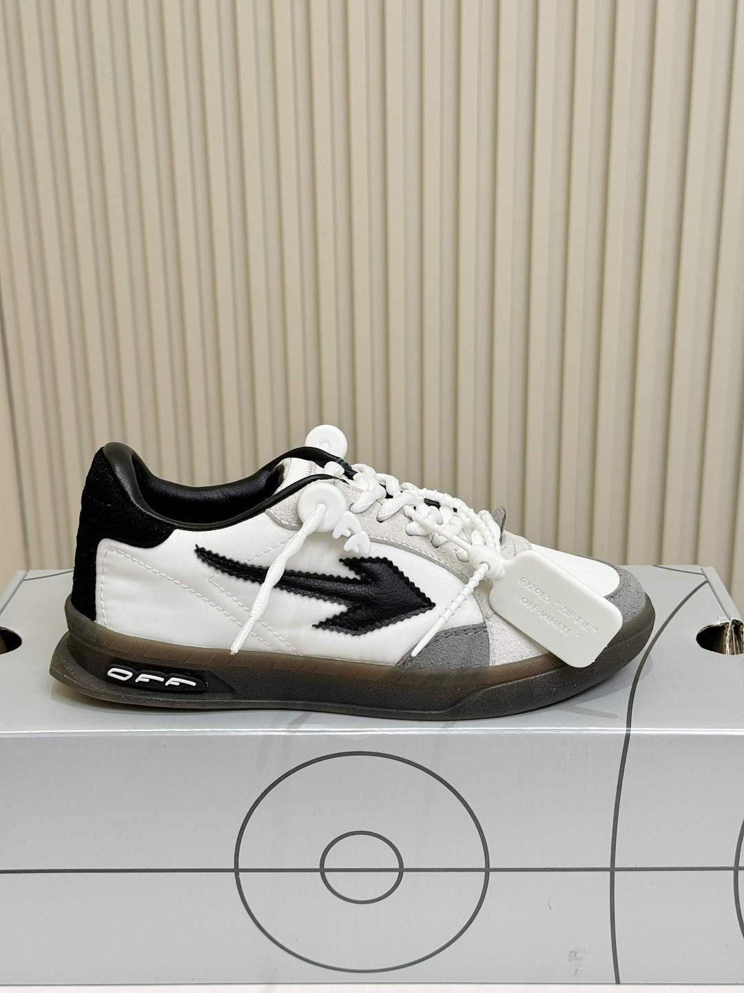 White Black Arrow Logo Patchwork Sneakers Women Retro Gum Sole Low Top Casual Skateboard Shoes Fashion Daily Walking Flat Shoes