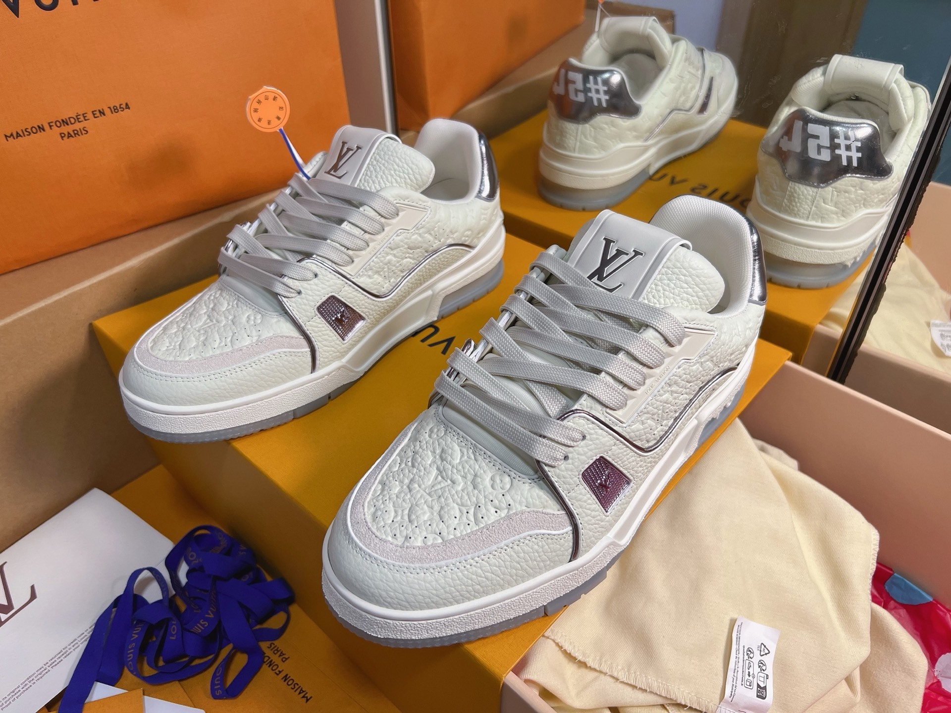 White Embossed Pattern Casual Skate Shoes Unisex Lace Up Fashion Sneakers