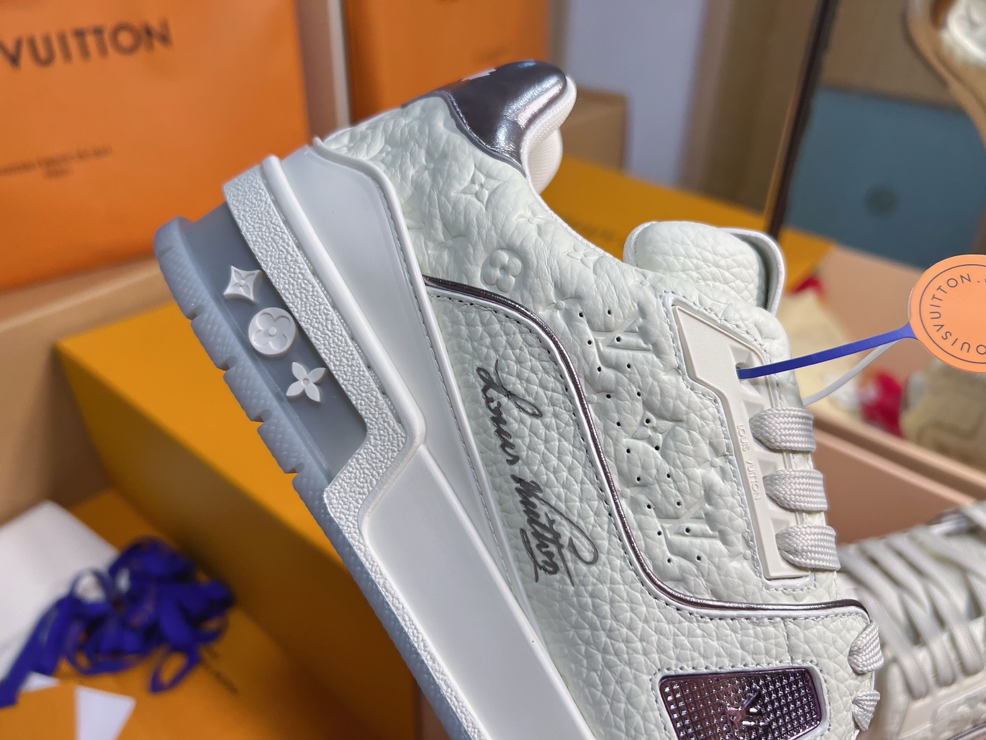 White Embossed Pattern Casual Skate Shoes Unisex Lace Up Fashion Sneakers