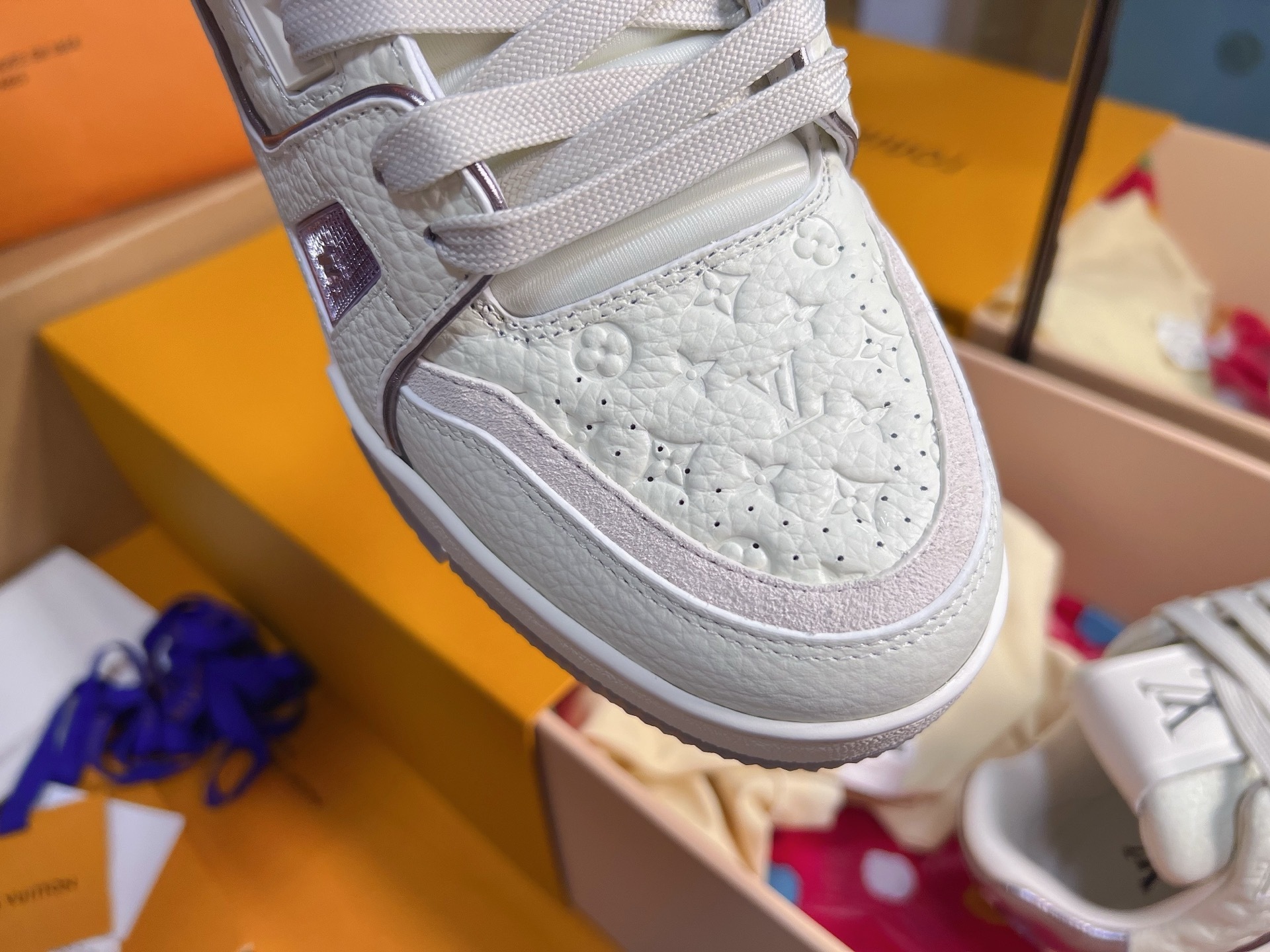 White Embossed Pattern Casual Skate Shoes Unisex Lace Up Fashion Sneakers