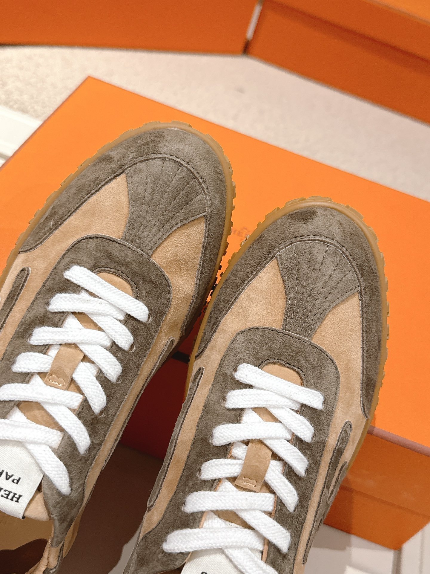 Two-Tone Brown Suede Patchwork Retro Sneakers Women Lace Up Non-Slip Gum Rubber Sole Vintage Casual Walking Trainers