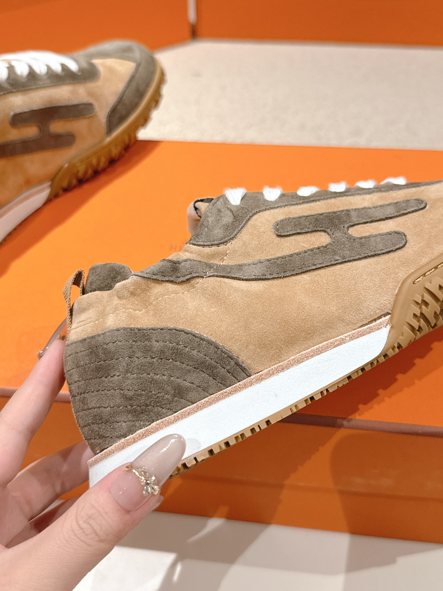 Two-Tone Brown Suede Patchwork Retro Sneakers Women Lace Up Non-Slip Gum Rubber Sole Vintage Casual Walking Trainers