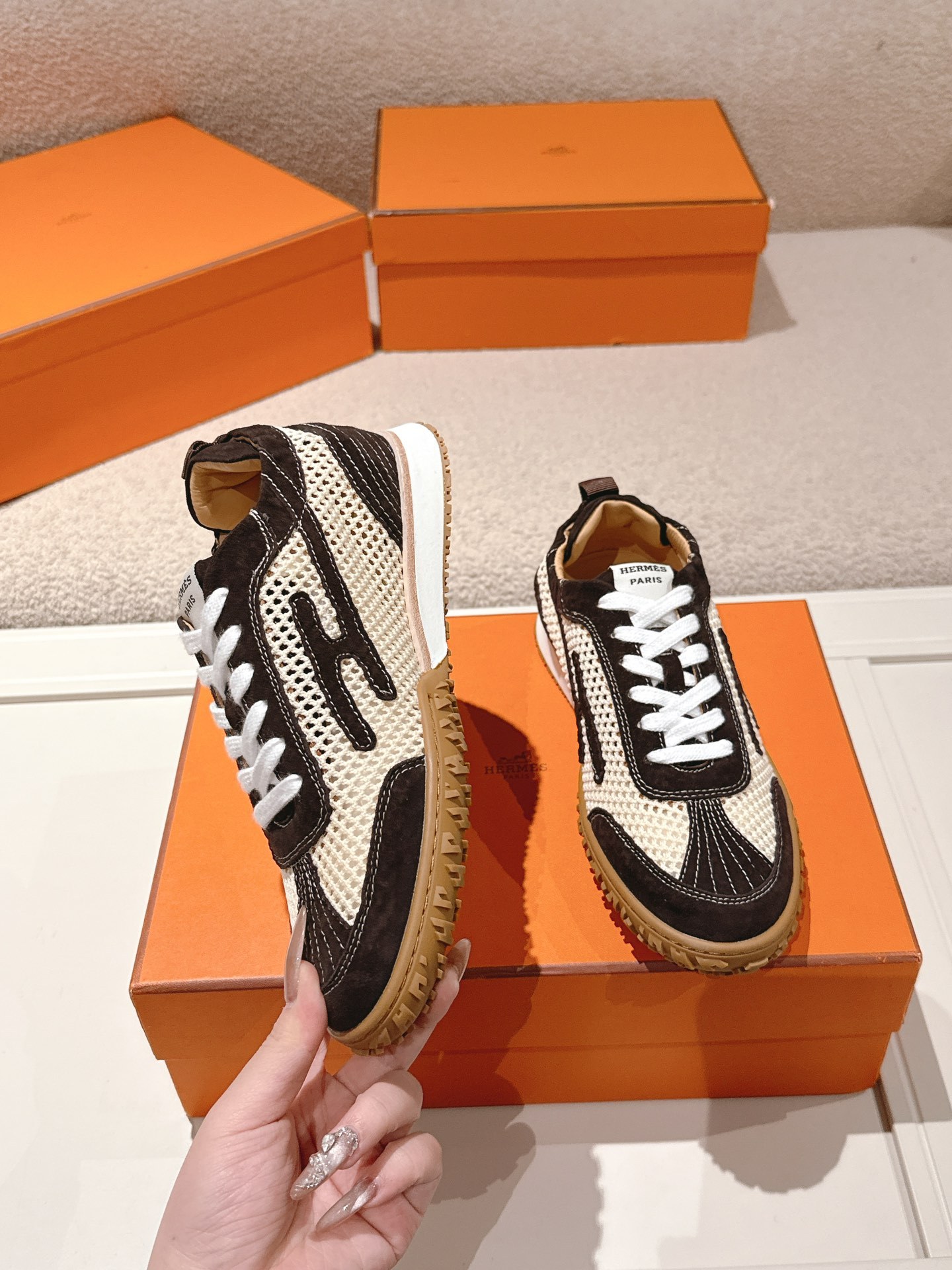 Black White Hollow Mesh Spliced Suede Retro Sneakers Women Lace Up Anti-Slip Gum Rubber Sole Casual Walking Trainers
